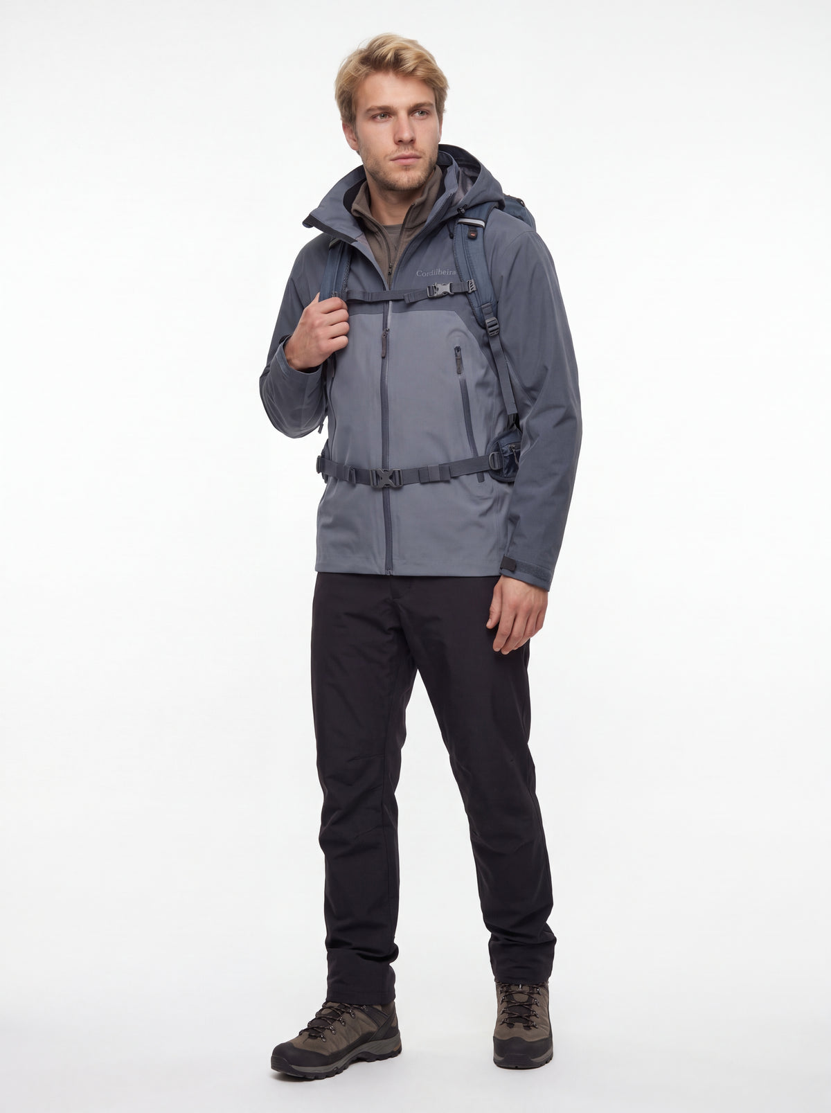 Modelo usando Jaqueta Anorak Cordilheira Heavy Storm Masculina em proposta hiking, Roupa da Marca Cordilheira com Boa resistência e proteção Confiável para trilhas e aventuras.