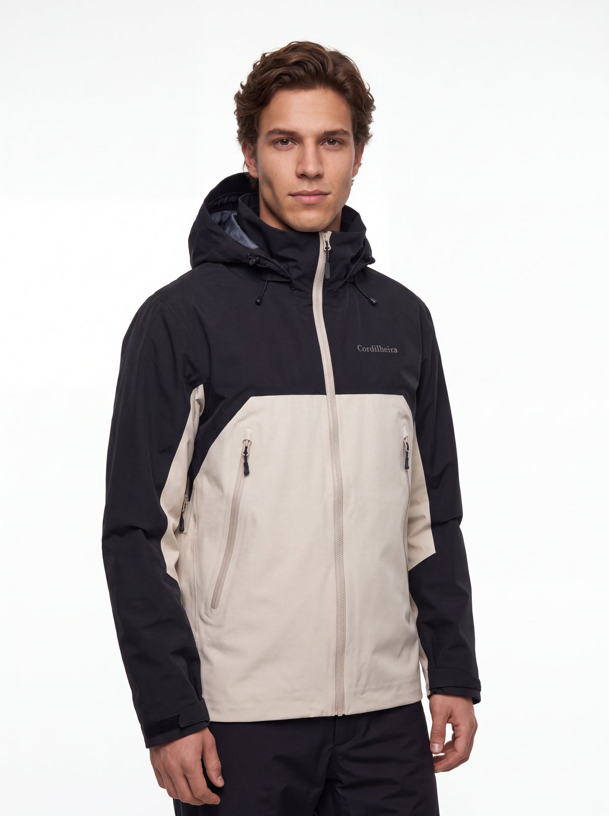 Modelo usando Jaqueta Anorak Cordilheira Heavy Storm Masculina com calça para outdoor, Roupa da Marca Cordilheira com Boa resistência e proteção Confiável para trekking e hiking.