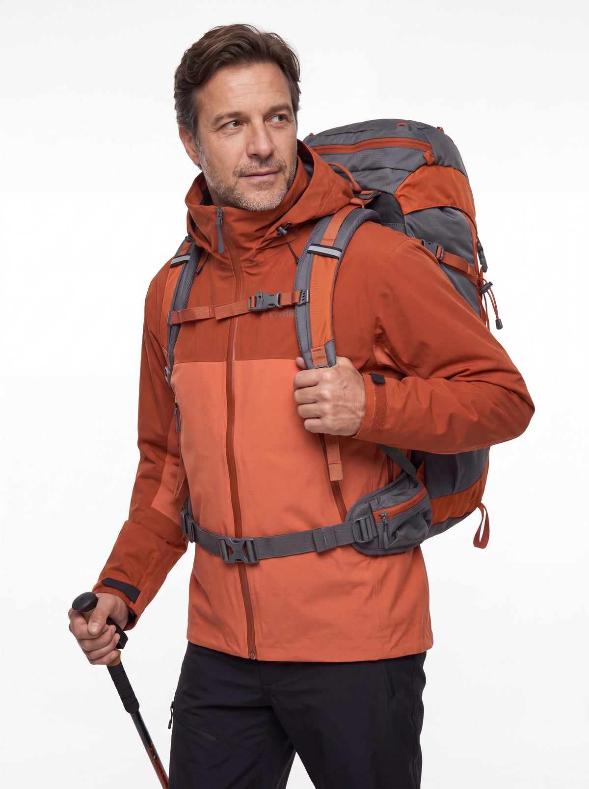 Modelo usando mochila com Jaqueta Anorak Cordilheira Heavy Storm Masculina, Roupa da Marca Cordilheira com Boa resistência e proteção Confiável para trekking e aventuras ao ar livre.