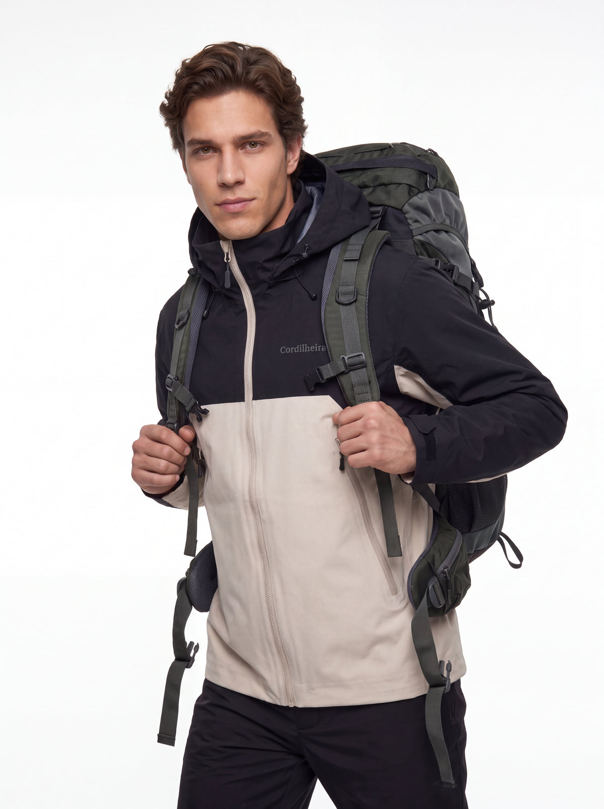 Modelo usando mochila de trekking com Jaqueta Anorak Cordilheira Heavy Storm Masculina, Roupa da Marca Cordilheira com Boa qualidade, resistência e proteção Confiável para aventuras.