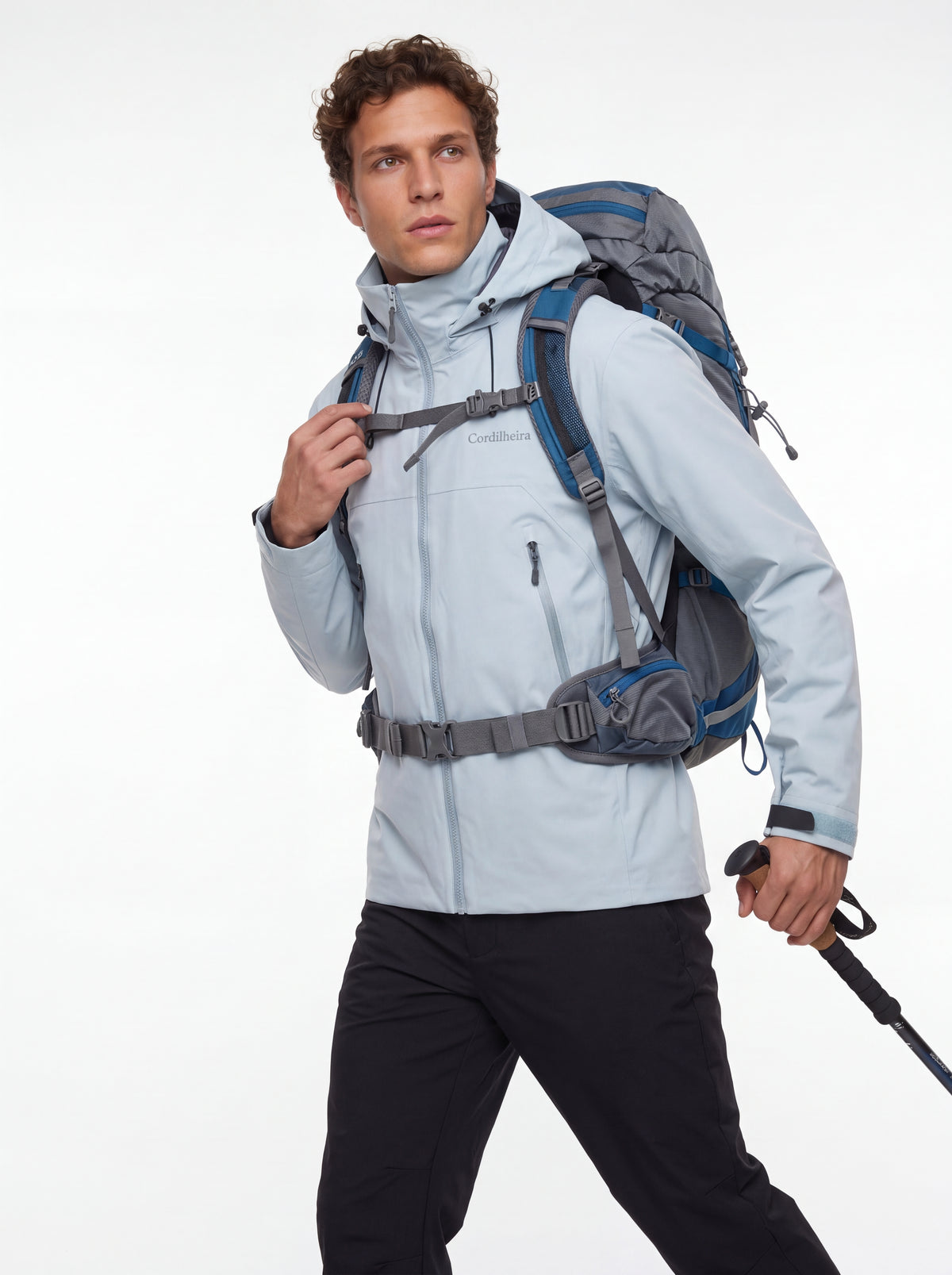 Modelo usando mochila de trekking e Jaqueta Anorak Cordilheira Heavy Storm Masculina, Roupa da Marca Cordilheira com Boa resistência e proteção impermeável Confiável para trilhas.