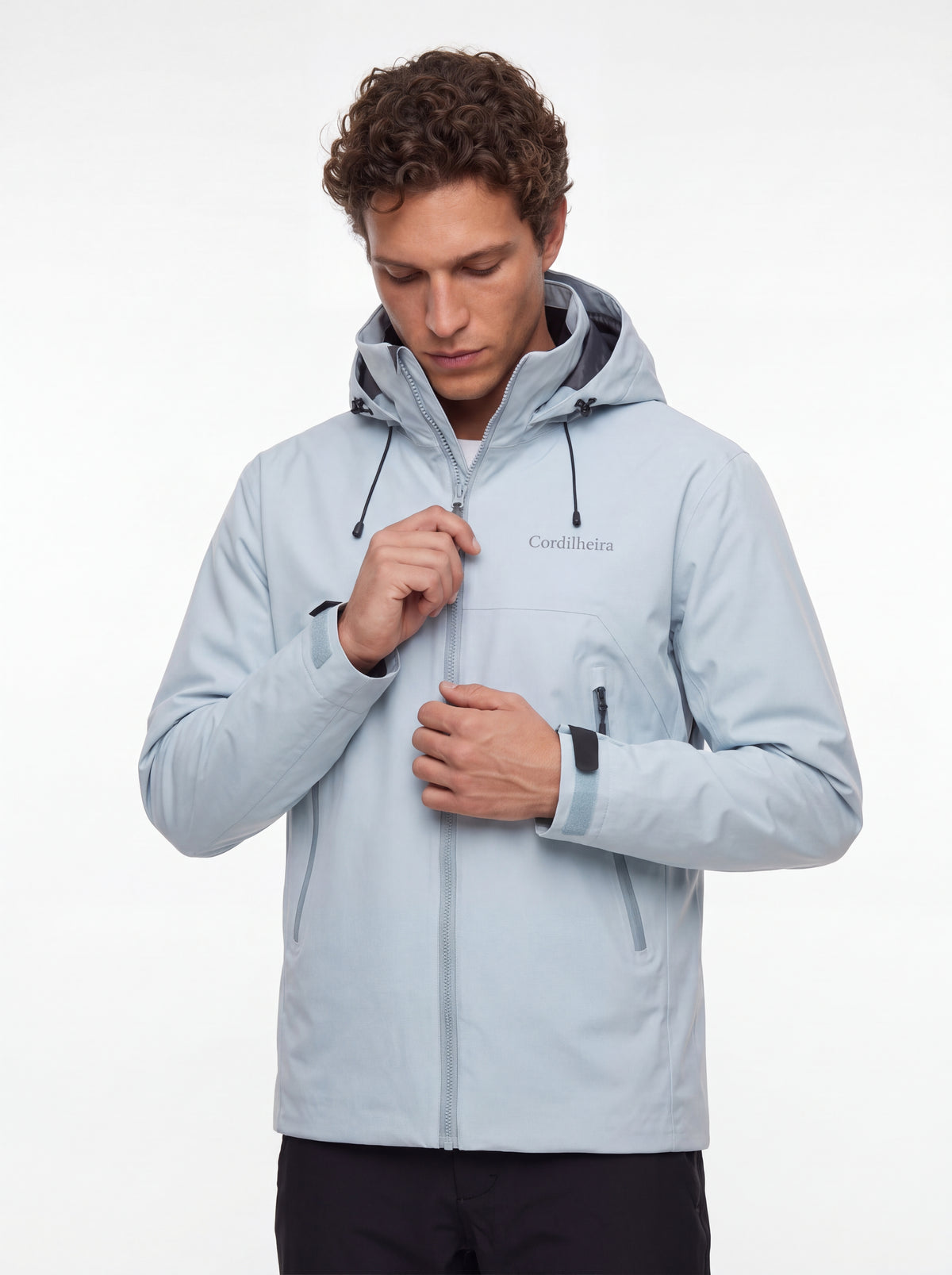 Modelo posando com Jaqueta Anorak Cordilheira Heavy Storm Masculina em proposta de inverno, Roupa da Marca Cordilheira com Boa qualidade, resistência e proteção Confiável.