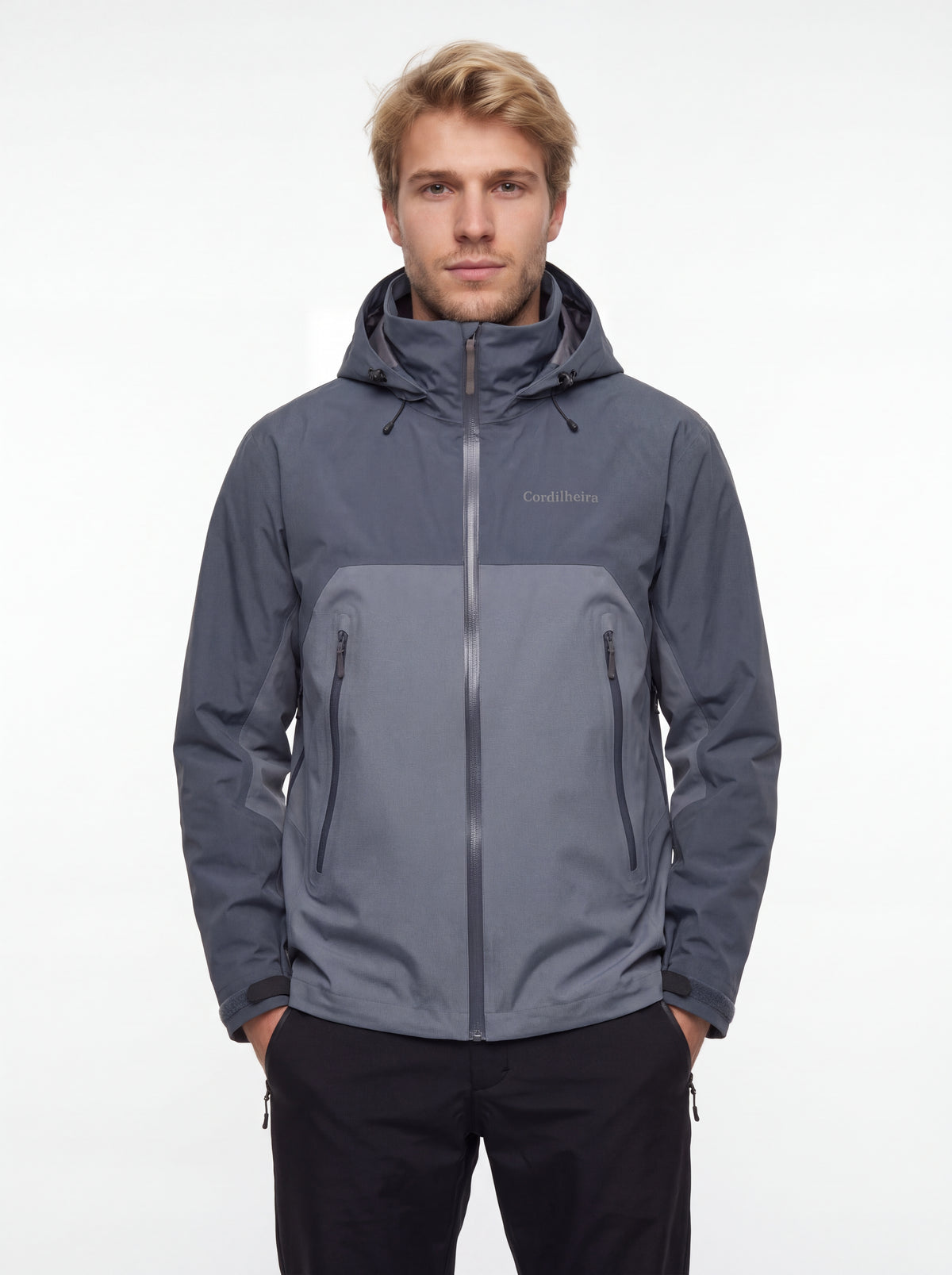 Vista frontal de modelo usando Jaqueta Anorak Cordilheira Heavy Storm Masculina, Roupa da Marca Cordilheira com Boa qualidade, resistência e acabamento Confiável para outdoor.