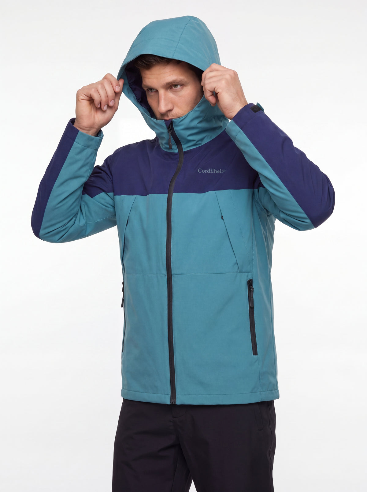 Modelo usando capuz da Jaqueta Cordilheira Boreal Impermeável, Roupa da Marca Cordilheira com Boa proteção Confiável para frio e vento.