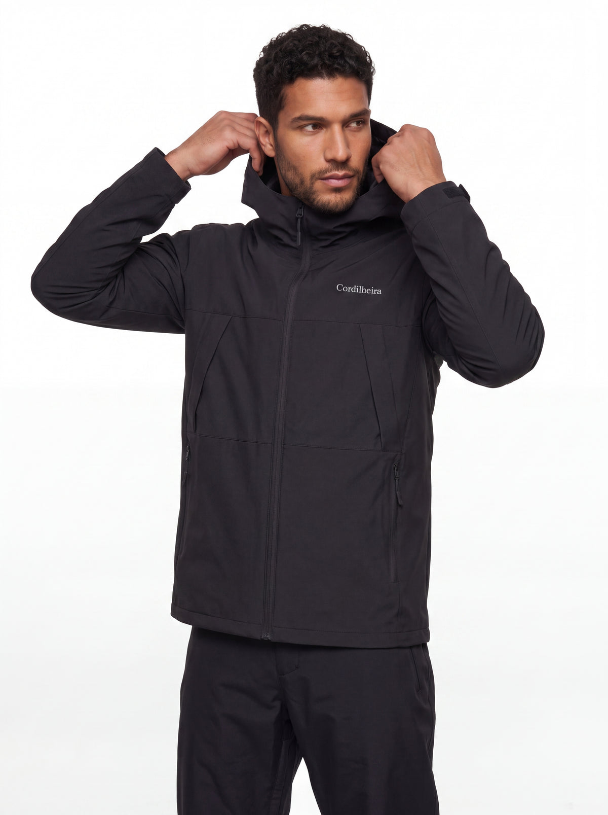 Modelo vestindo capuz da Jaqueta Cordilheira Boreal Impermeável, Roupa da Marca Cordilheira com Boa proteção e uso Confiável para outdoor.