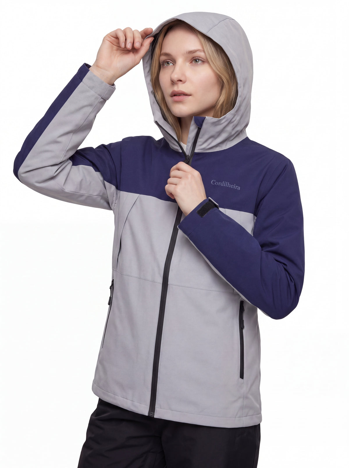Modelo vestindo capuz da Jaqueta Cordilheira Boreal Impermeável, Roupa da Marca Cordilheira com Boa proteção e uso Confiável para frio.