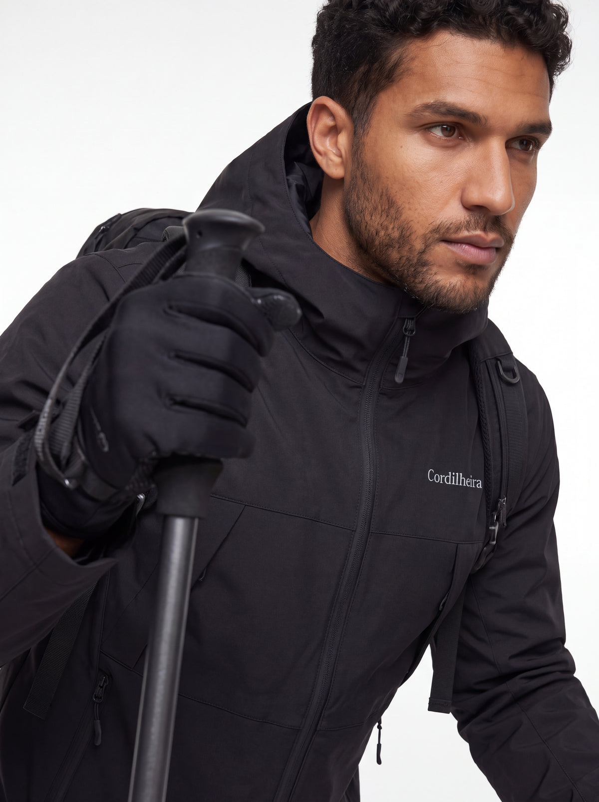 Close-up de campanha outdoor da Jaqueta Cordilheira Boreal Impermeável, Roupa da Marca Cordilheira com Boa resistência e acabamento Confiável.