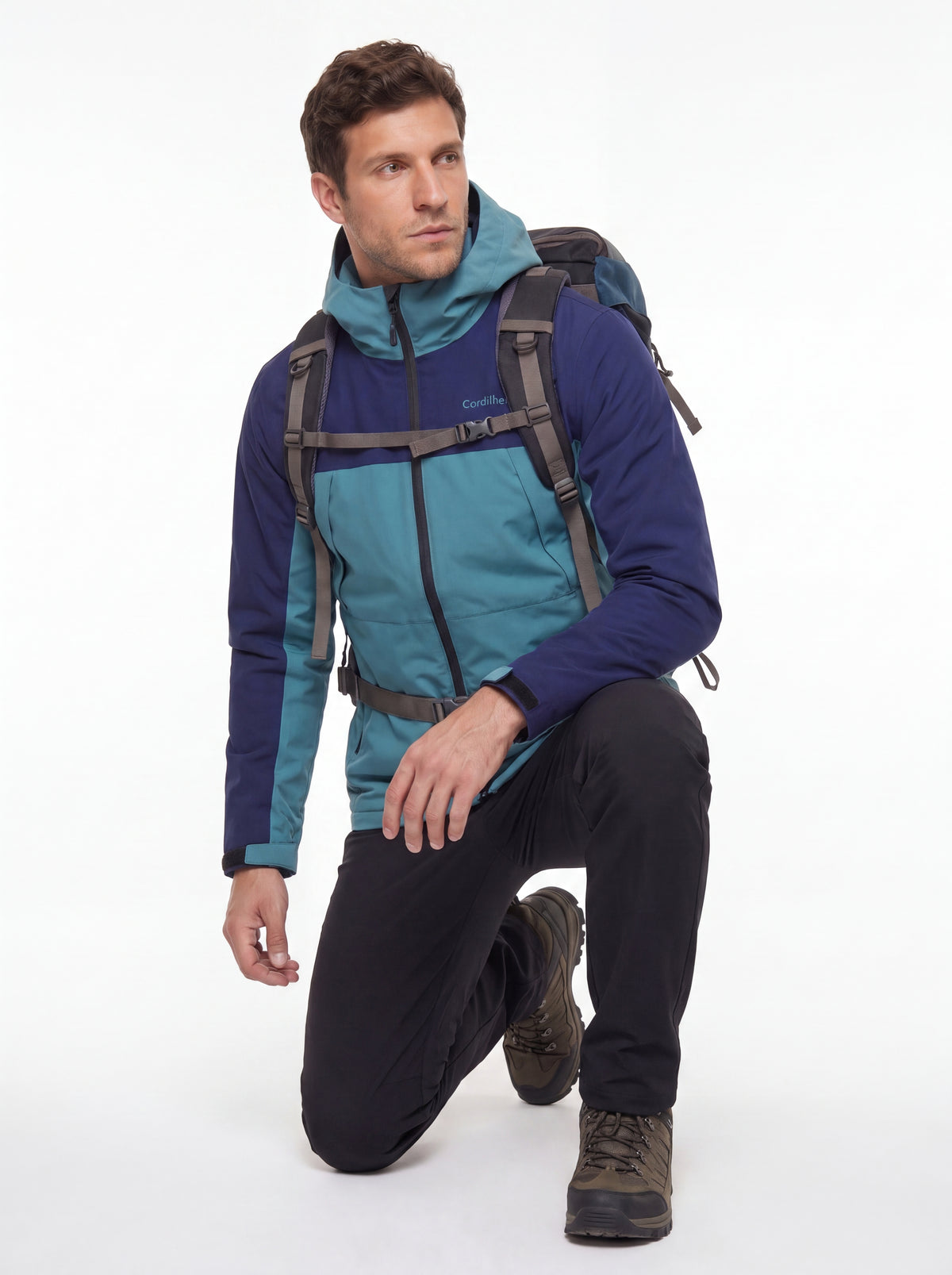 Modelo em corpo inteiro outdoor usando Jaqueta Cordilheira Boreal Impermeável, Roupa da Marca Cordilheira com Boa proteção Confiável.