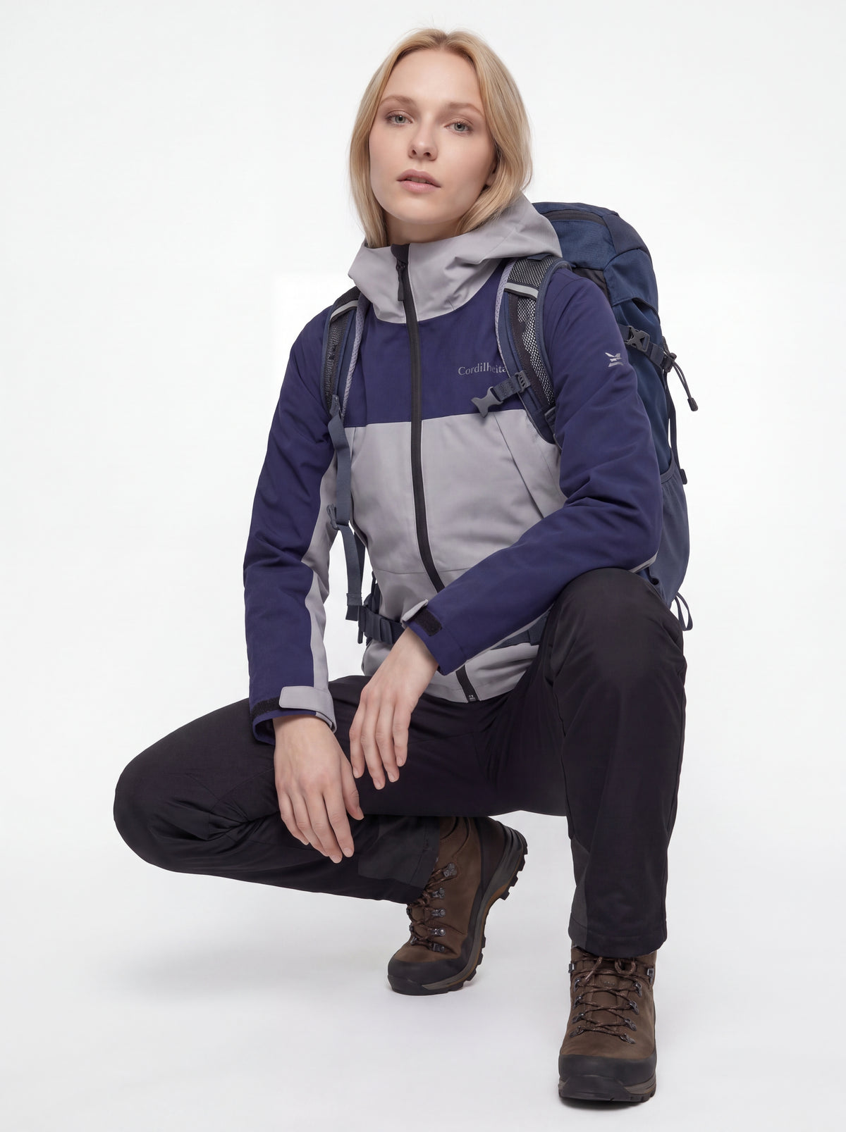 Modelo em pose outdoor de corpo inteiro usando Jaqueta Cordilheira Boreal Impermeável, Roupa da Marca Cordilheira com Boa qualidade Confiável.