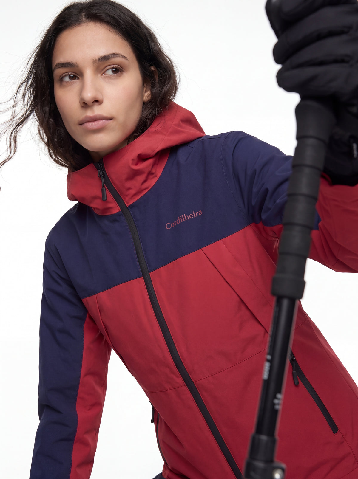 Editorial hiking em close-up da Jaqueta Cordilheira Boreal Impermeável, Roupa da Marca Cordilheira com Boa proteção Confiável.