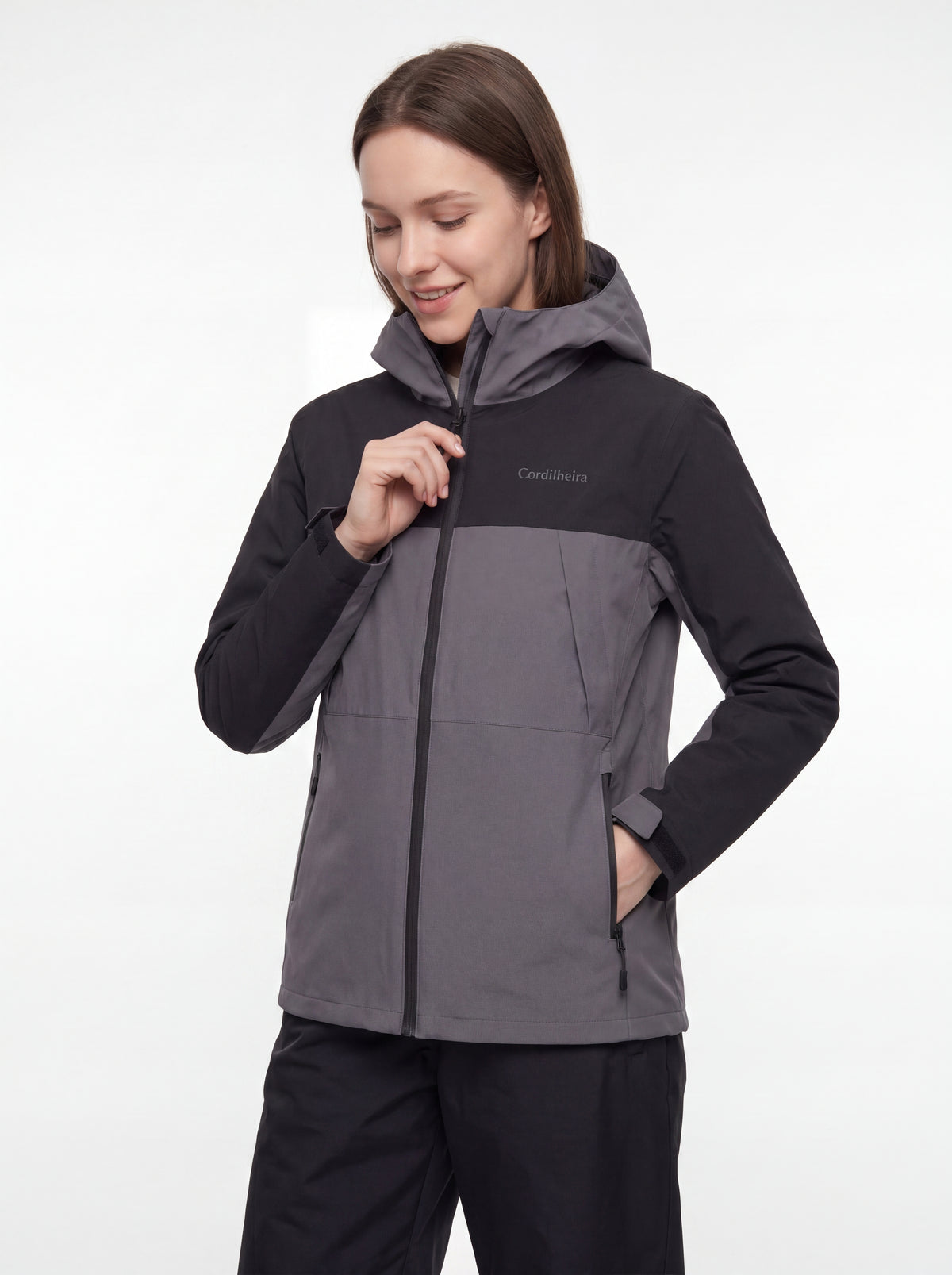 Modelo interagindo com logo da Jaqueta Cordilheira Boreal Impermeável, Roupa da Marca Cordilheira com Boa qualidade e visual Confiável.
