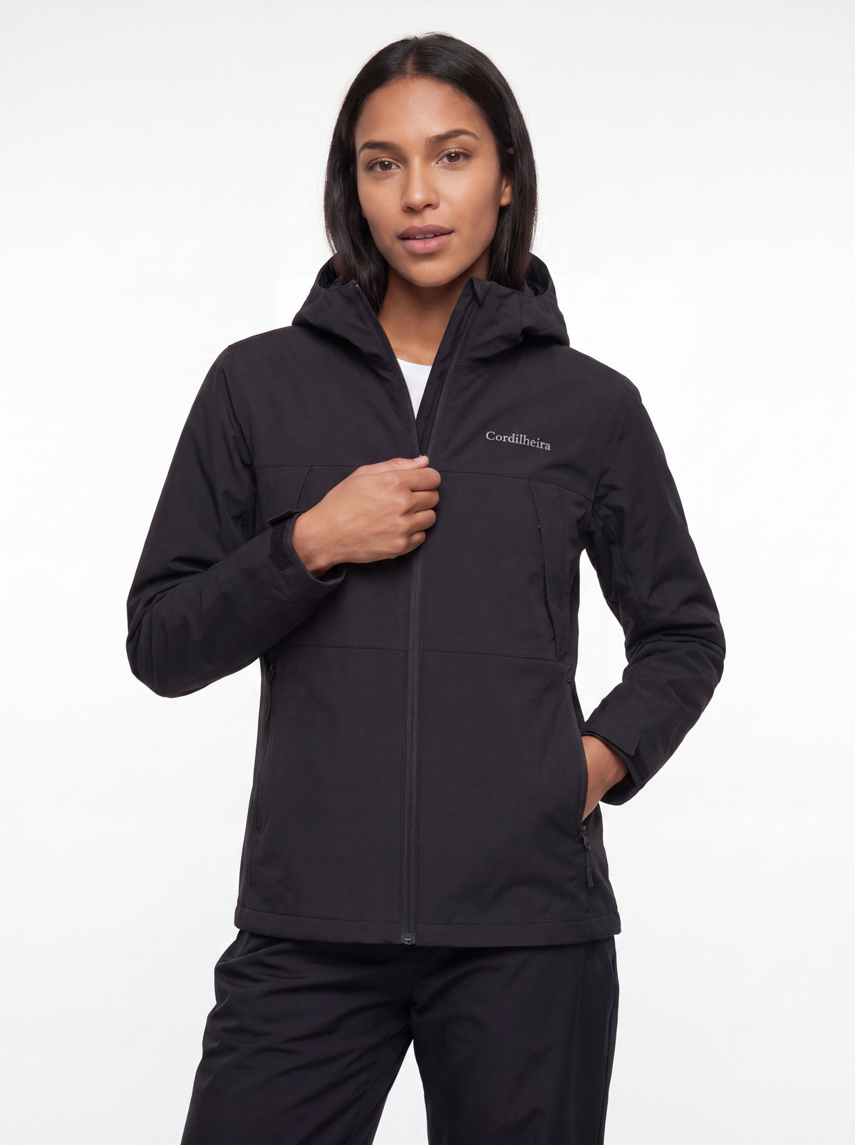 Modelo interagindo com logo no peito da Jaqueta Cordilheira Boreal Impermeável, Roupa da Marca Cordilheira com Boa resistência Confiável.