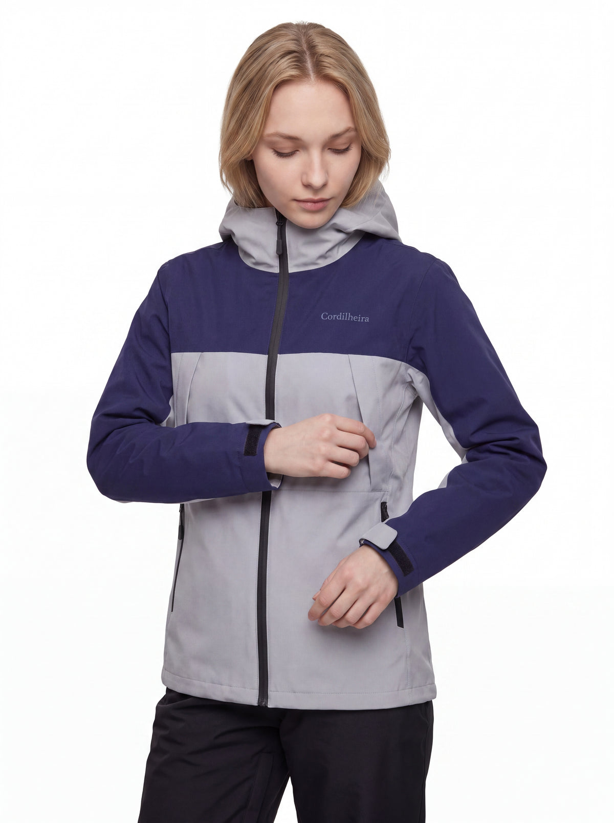 Modelo interagindo com a Jaqueta Cordilheira Boreal Impermeável da Marca Cordilheira, Roupa de Boa resistência e visual Confiável.