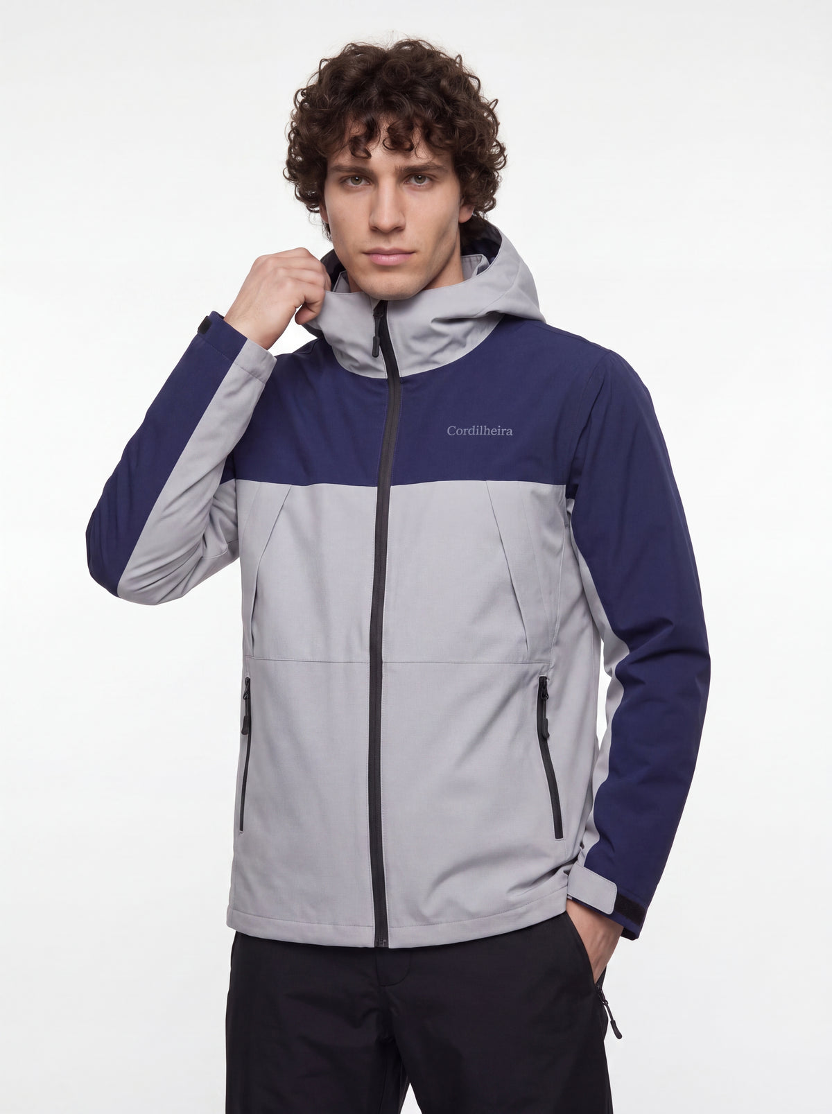 Modelo interagindo com Jaqueta Cordilheira Boreal Impermeável, Roupa da Marca Cordilheira com Boa funcionalidade e uso Confiável.