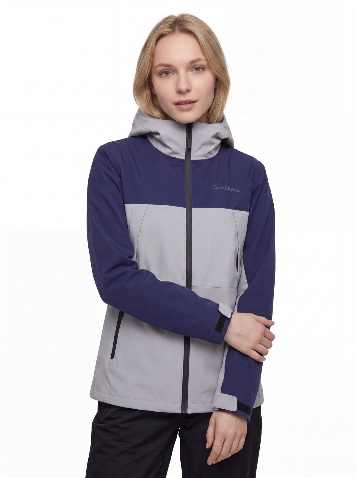 Modelo destacando logo da Jaqueta Cordilheira Boreal Impermeável, Roupa da Marca Cordilheira com Boa resistência e acabamento Confiável.