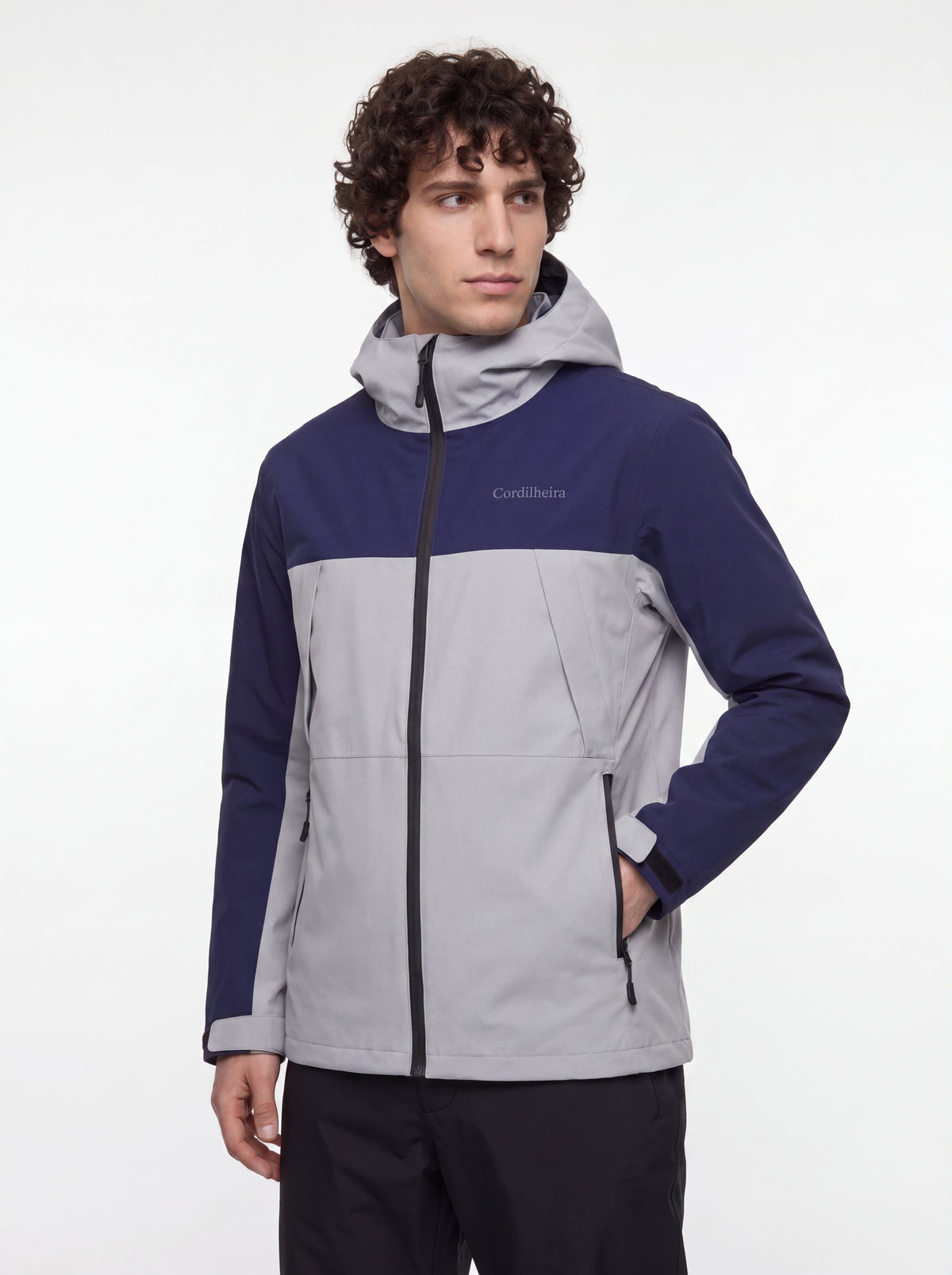 Pose preservando a integridade da logo na Jaqueta Cordilheira Boreal Impermeável, Roupa da Marca Cordilheira com Boa qualidade Confiável.