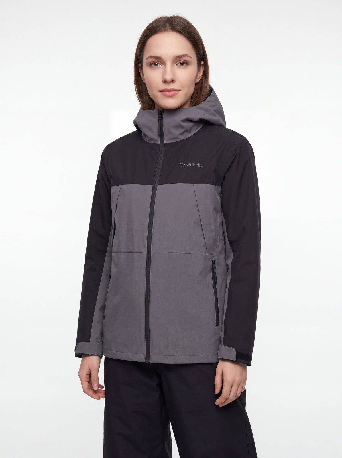 Modelo usando Jaqueta Cordilheira Boreal Impermeável com logo da Marca Cordilheira, Roupa de Boa resistência e acabamento Confiável.