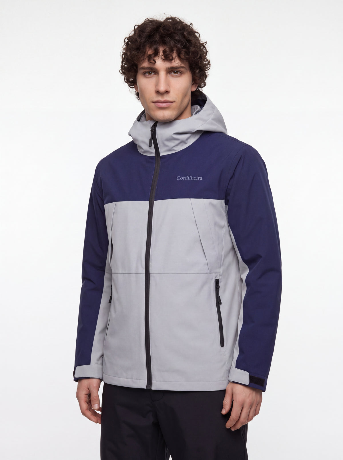 Modelo usando Jaqueta Cordilheira Boreal Impermeável com logo, Roupa da Marca Cordilheira com Boa resistência e acabamento Confiável.