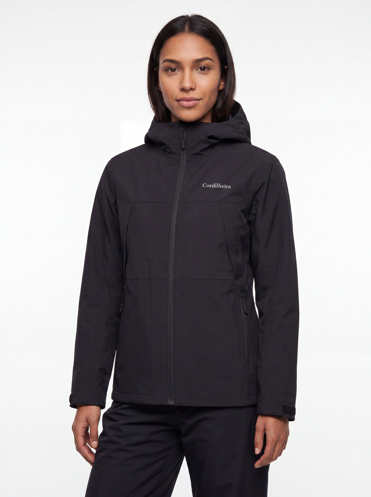Modelo usando Jaqueta Cordilheira Boreal Impermeável com logo visível, Roupa da Marca Cordilheira com Boa qualidade e proteção Confiável.