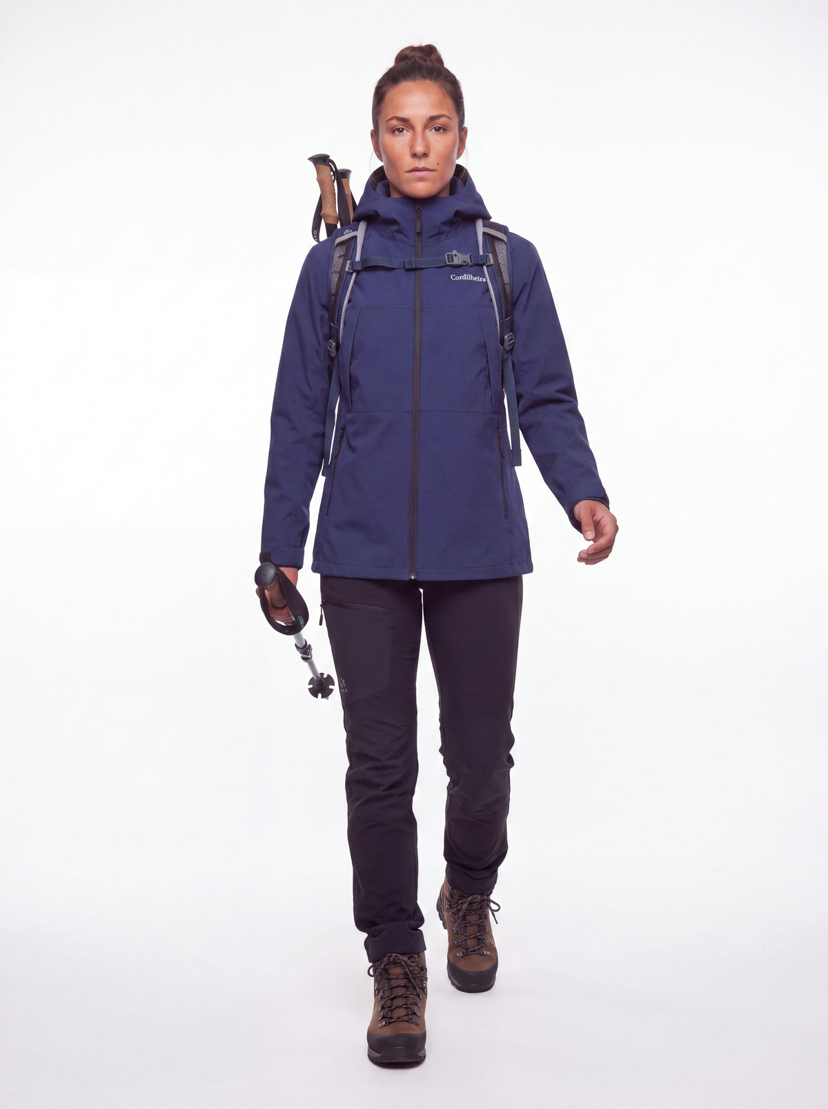 Modelo usando Jaqueta Cordilheira Boreal Impermeável em contexto outdoor, Roupa da Marca Cordilheira com Boa resistência e proteção Confiável.