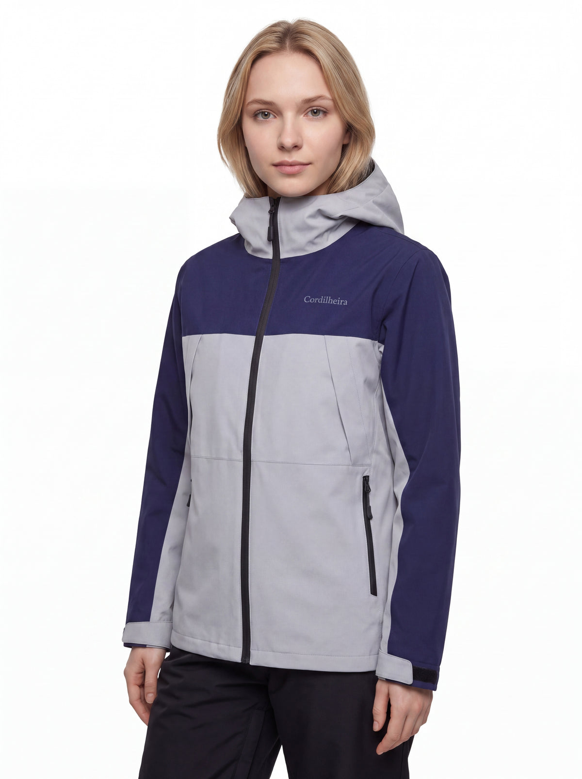 Modelo posando com Roupa Jaqueta Cordilheira Boreal Impermeável da Marca Cordilheira, com Boa qualidade e proteção Confiável para outdoor.