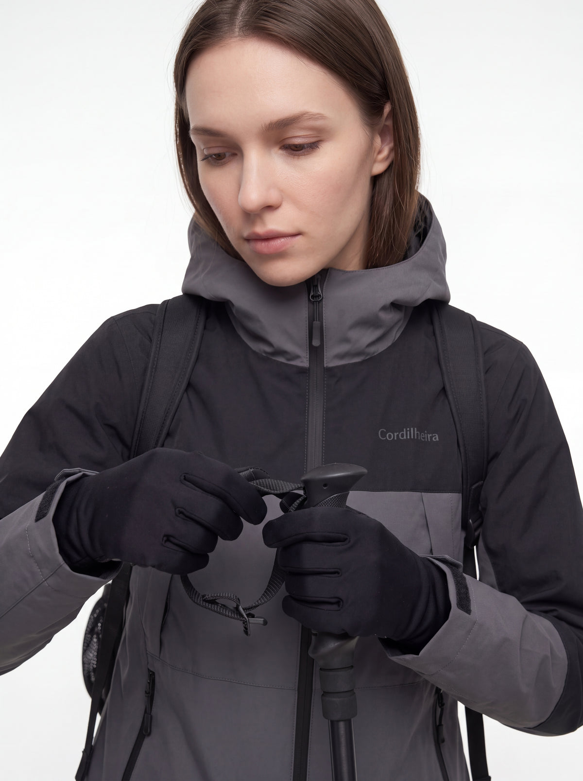 Modelo em outra pose na mesma fotografia com Jaqueta Cordilheira Boreal Impermeável, Roupa da Marca Cordilheira com Boa qualidade Confiável.