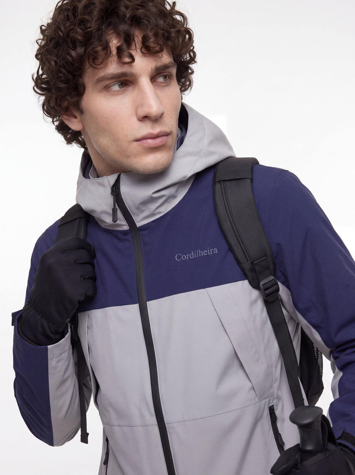 Modelo em outra pose com Jaqueta Cordilheira Boreal Impermeável da Marca Cordilheira, Roupa de Boa qualidade e visual Confiável.