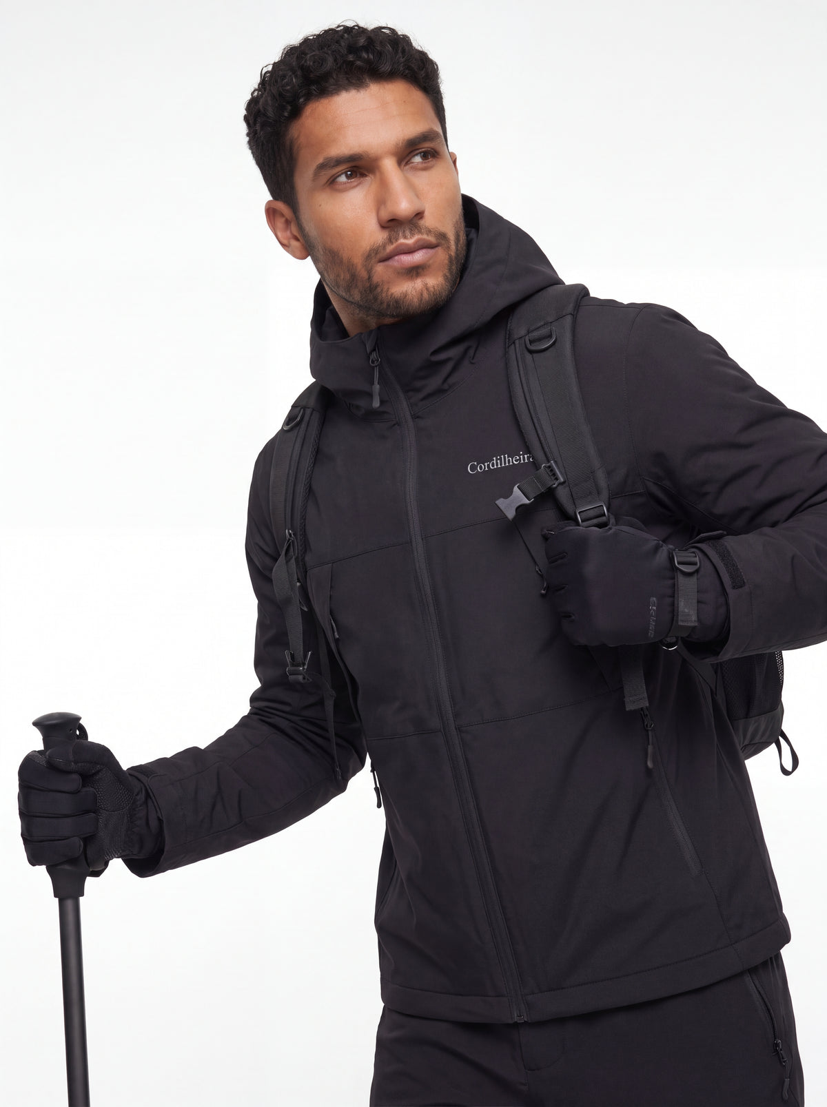 Modelo em outra pose outdoor usando Jaqueta Cordilheira Boreal Impermeável, Roupa da Marca Cordilheira com Boa resistência Confiável.