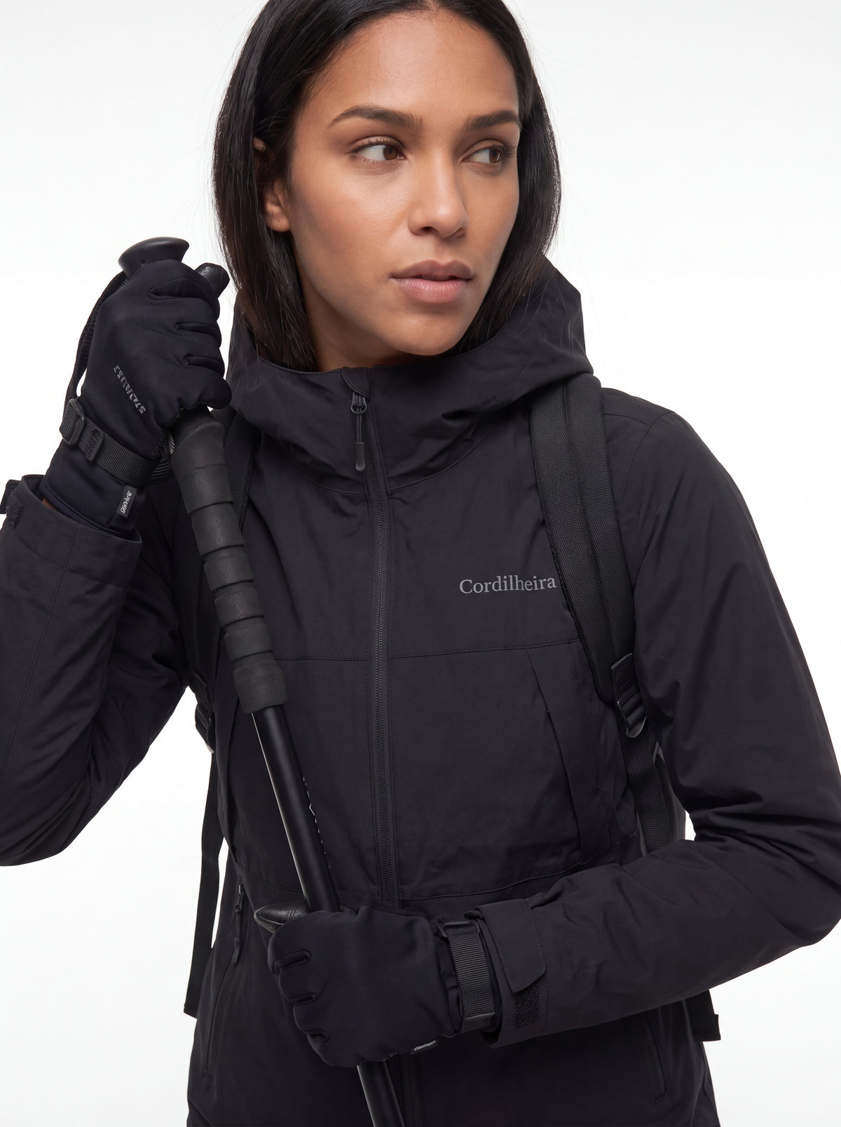 Modelo em pose outdoor usando Jaqueta Cordilheira Boreal Impermeável, Roupa da Marca Cordilheira com Boa resistência e uso Confiável.