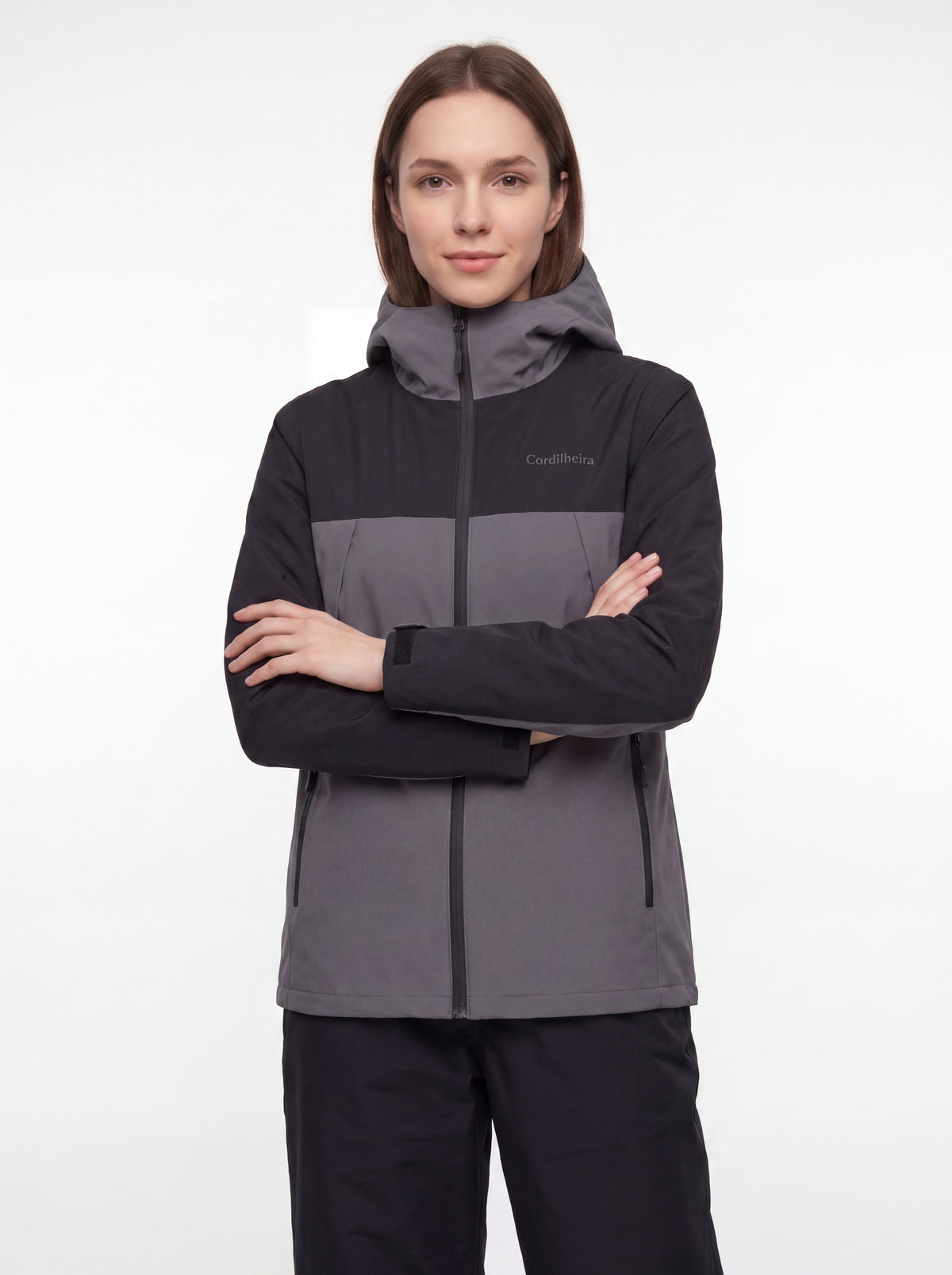 Pose com logo da Jaqueta Cordilheira Boreal Impermeável em 4K, Roupa da Marca Cordilheira com Boa resistência Confiável.