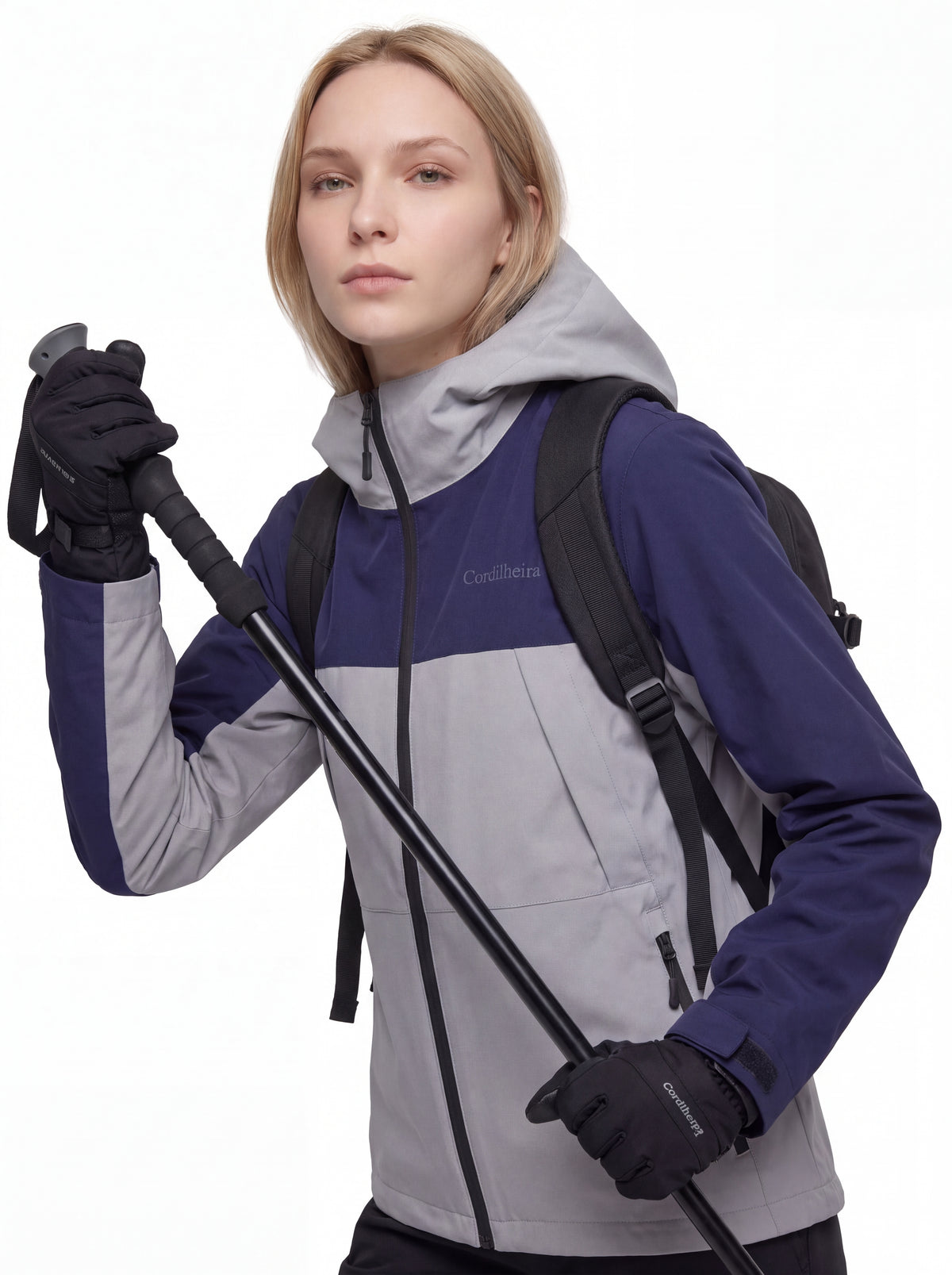 Modelo em fotografia outdoor usando Roupa Jaqueta Cordilheira Boreal Impermeável da Marca Cordilheira, com Boa qualidade e proteção Confiável para frio.