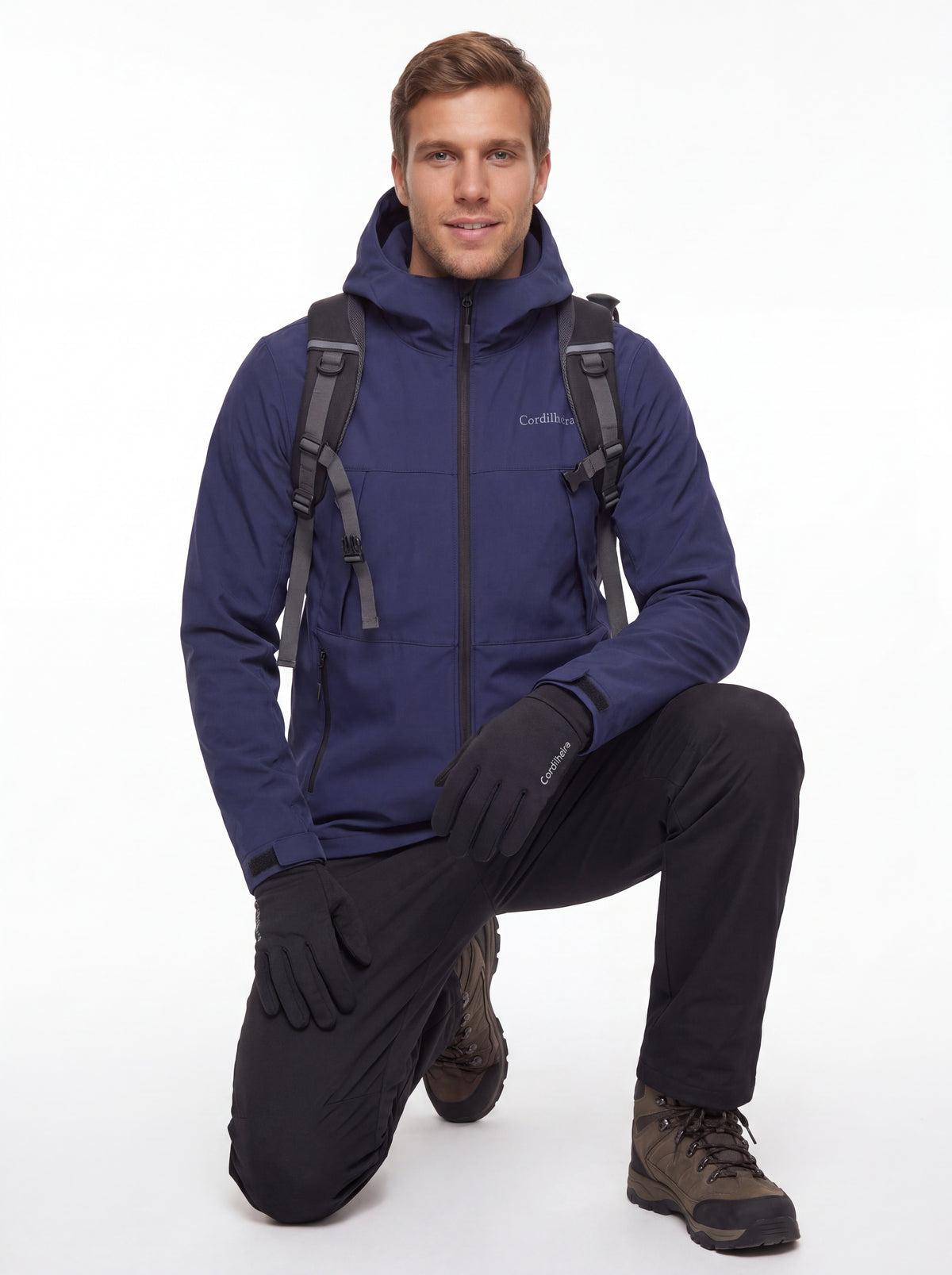Pose outdoor com logo no peito da Jaqueta Cordilheira Boreal Impermeável, Roupa da Marca Cordilheira com Boa qualidade Confiável.