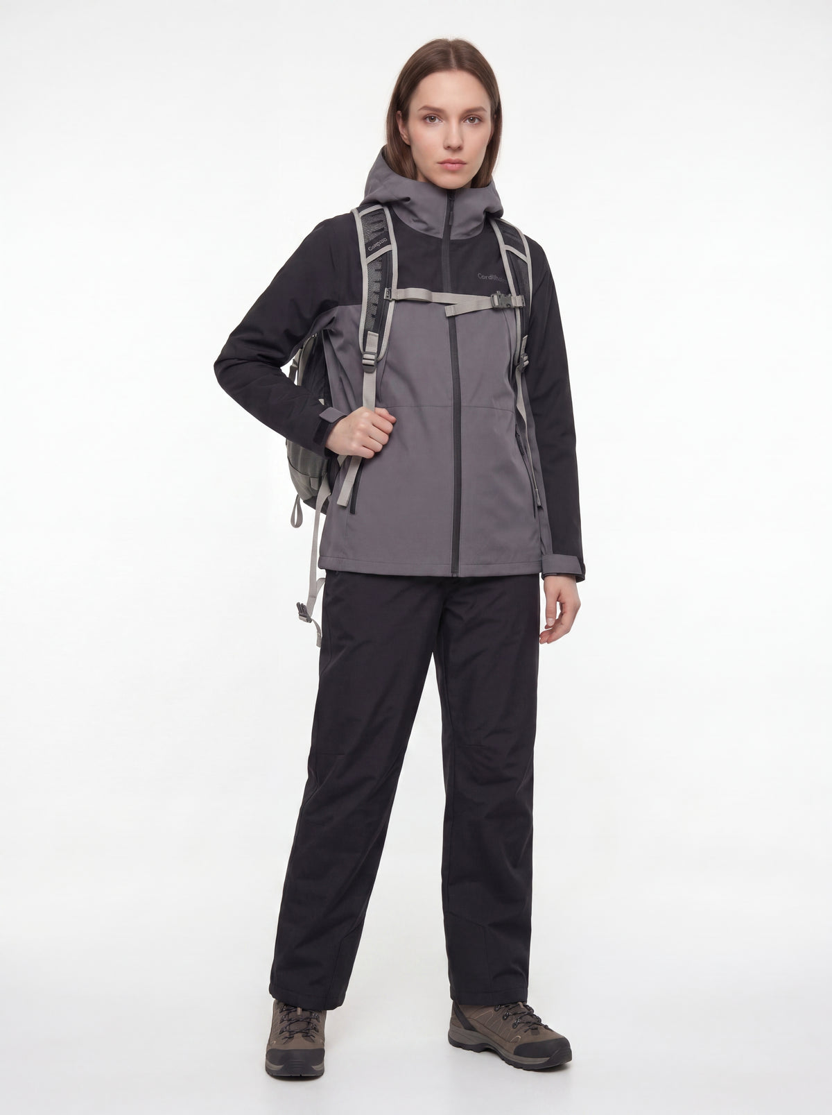 Modelo posando sem caminhar com Jaqueta Cordilheira Boreal Impermeável, Roupa da Marca Cordilheira com Boa qualidade Confiável.