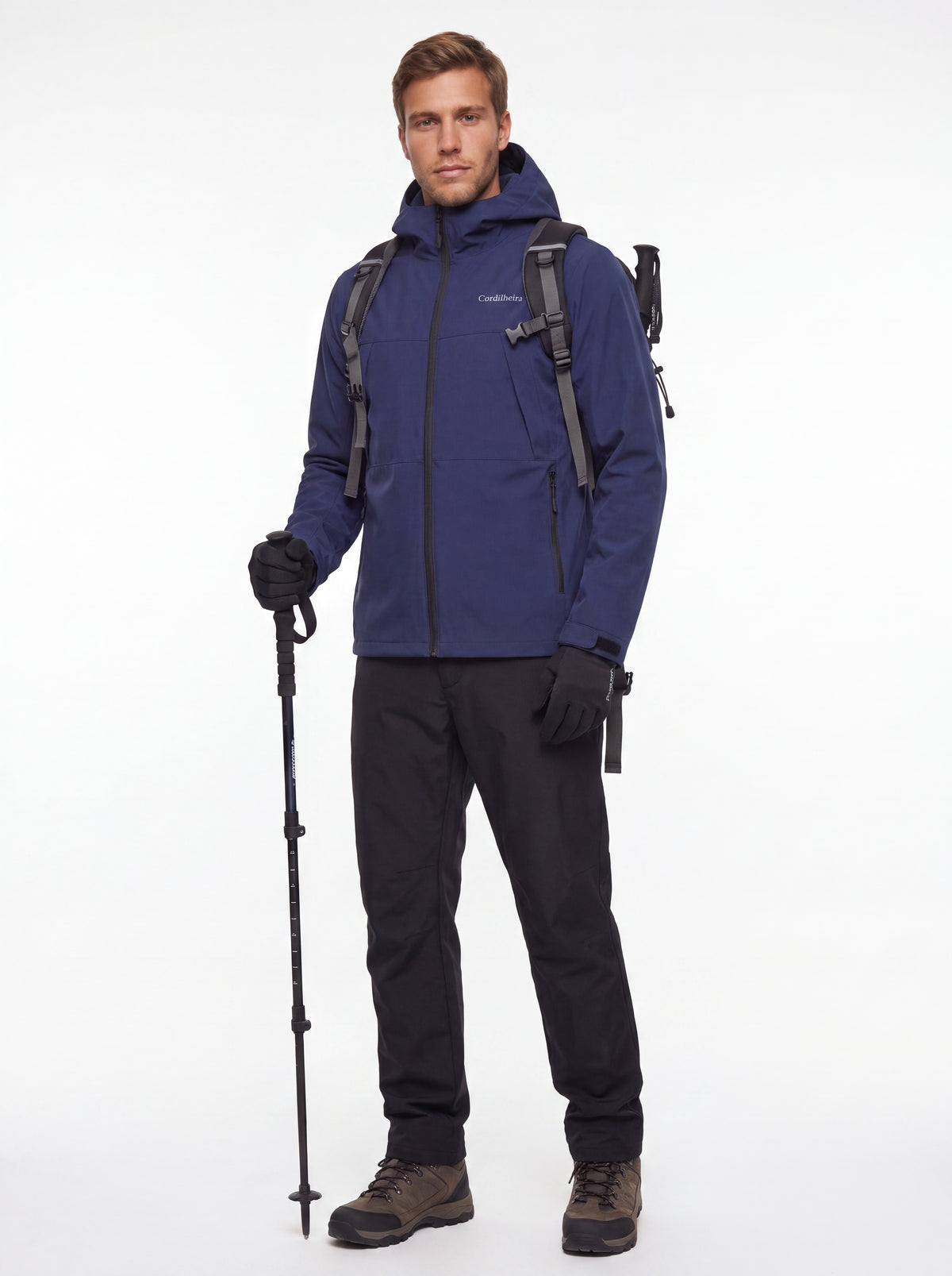 Modelo usando Jaqueta Cordilheira Boreal Impermeável em trilha profissional, Roupa da Marca Cordilheira com Boa resistência e proteção Confiável.