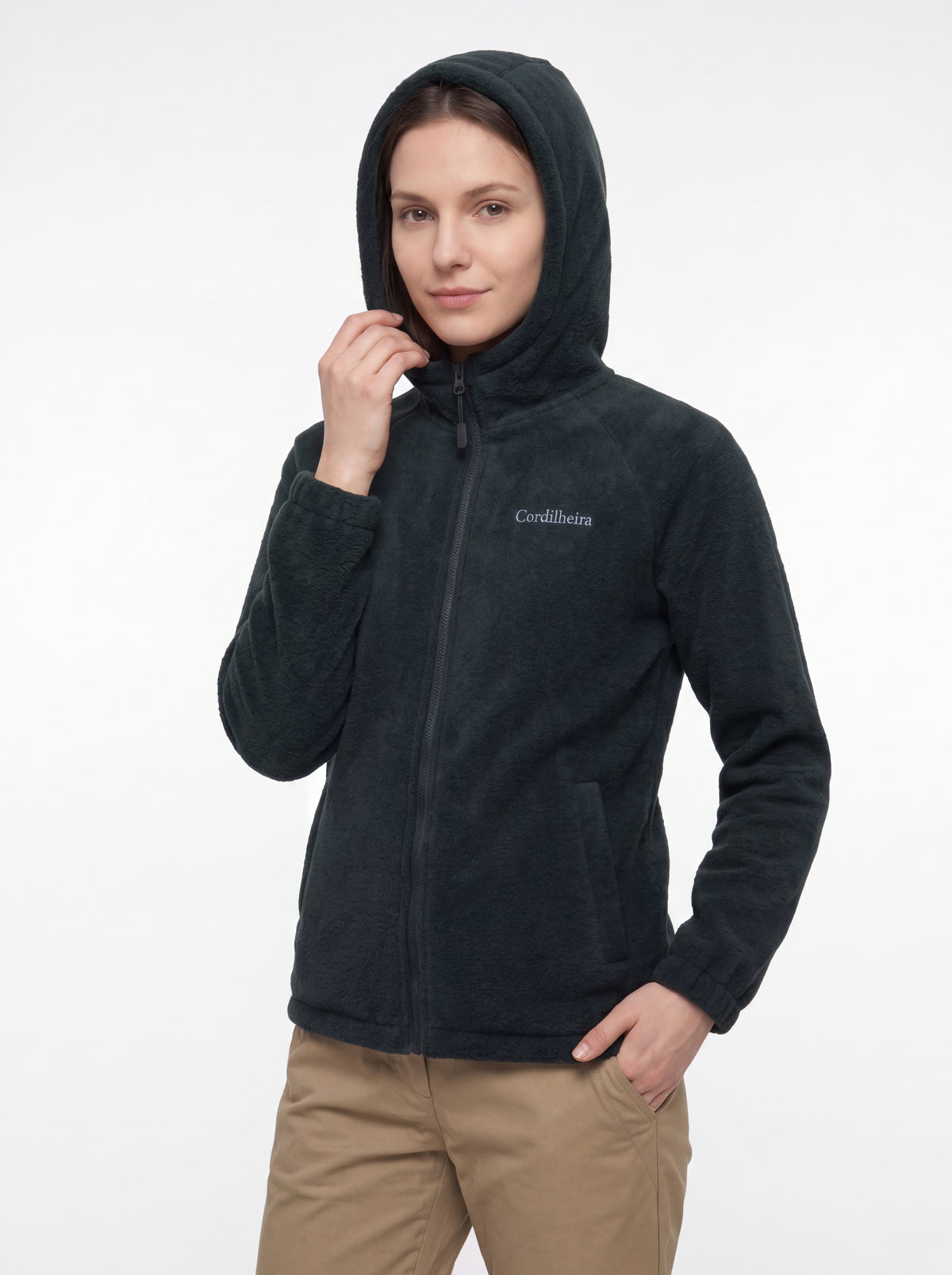 Modelo usando Jaqueta Cordilheira Fleece Hooded Feminina com capuz, Roupa da Marca Cordilheira com Boa qualidade, conforto e resistência Confiável para inverno e atividades ao ar livre.