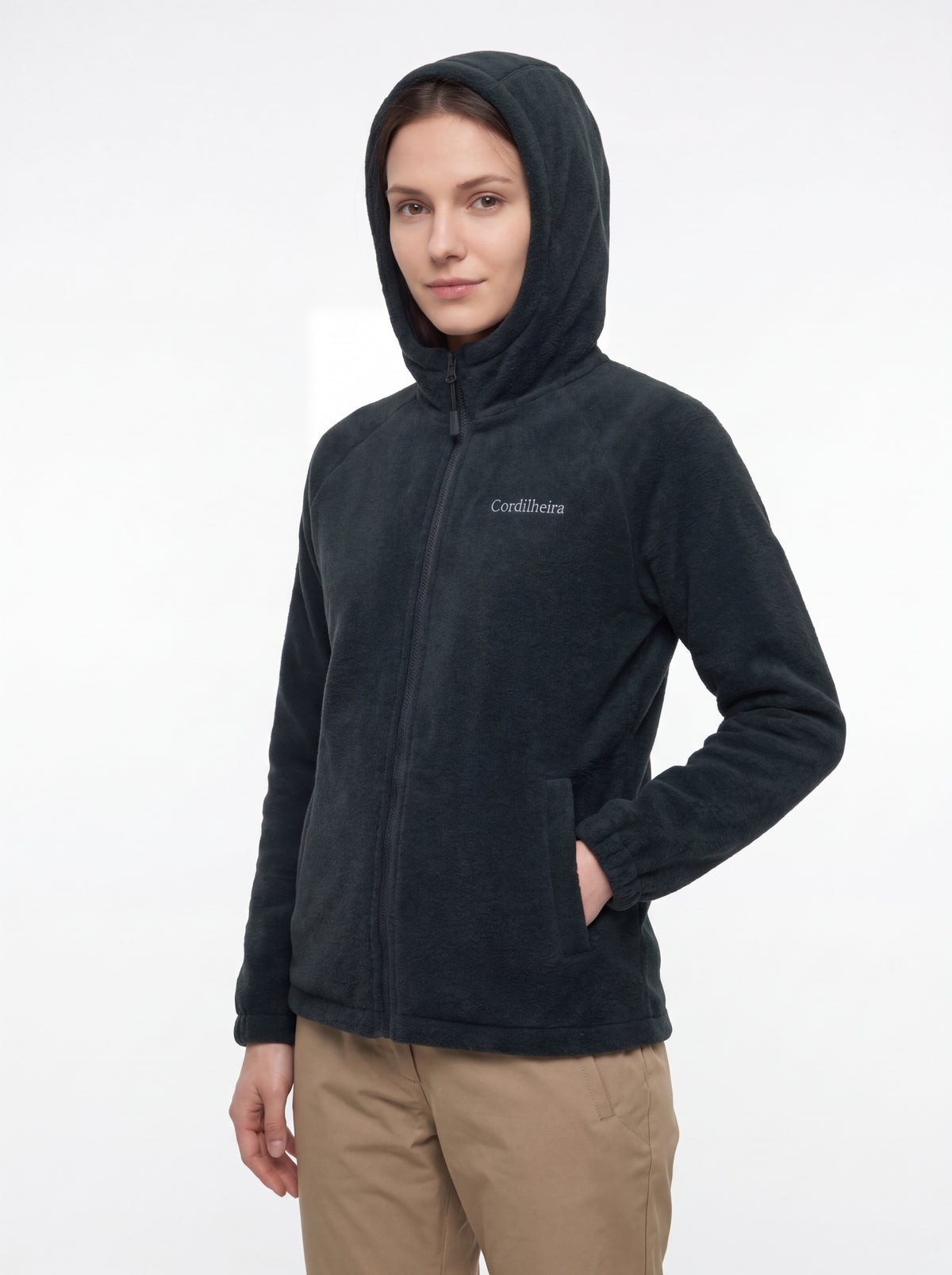 Modelo usando o capuz da Jaqueta Cordilheira Fleece Hooded Feminina, Roupa da Marca Cordilheira com Boa qualidade, conforto e versatilidade Confiável para atividades outdoor.