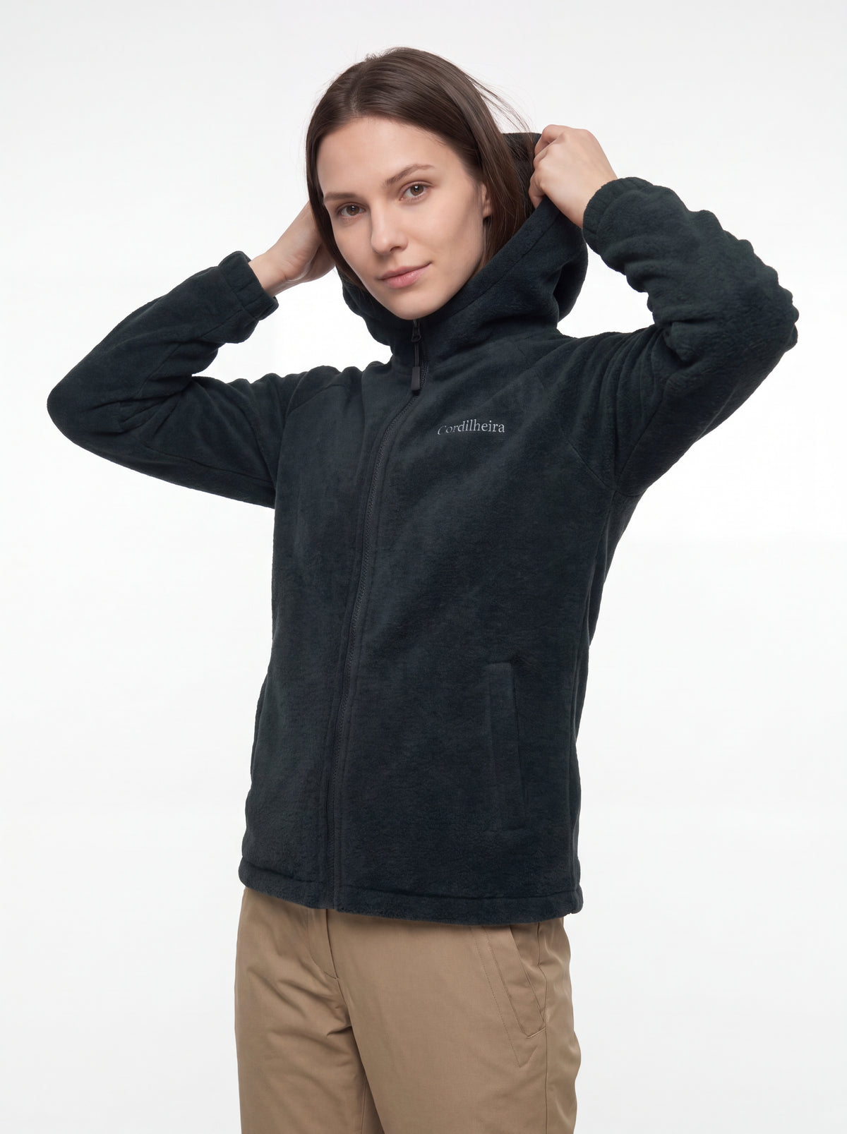 Modelo colocando o capuz da Jaqueta Cordilheira Fleece Hooded Feminina, Roupa da Marca Cordilheira com Boa resistência, conforto e qualidade Confiável para trekking e dias frios.