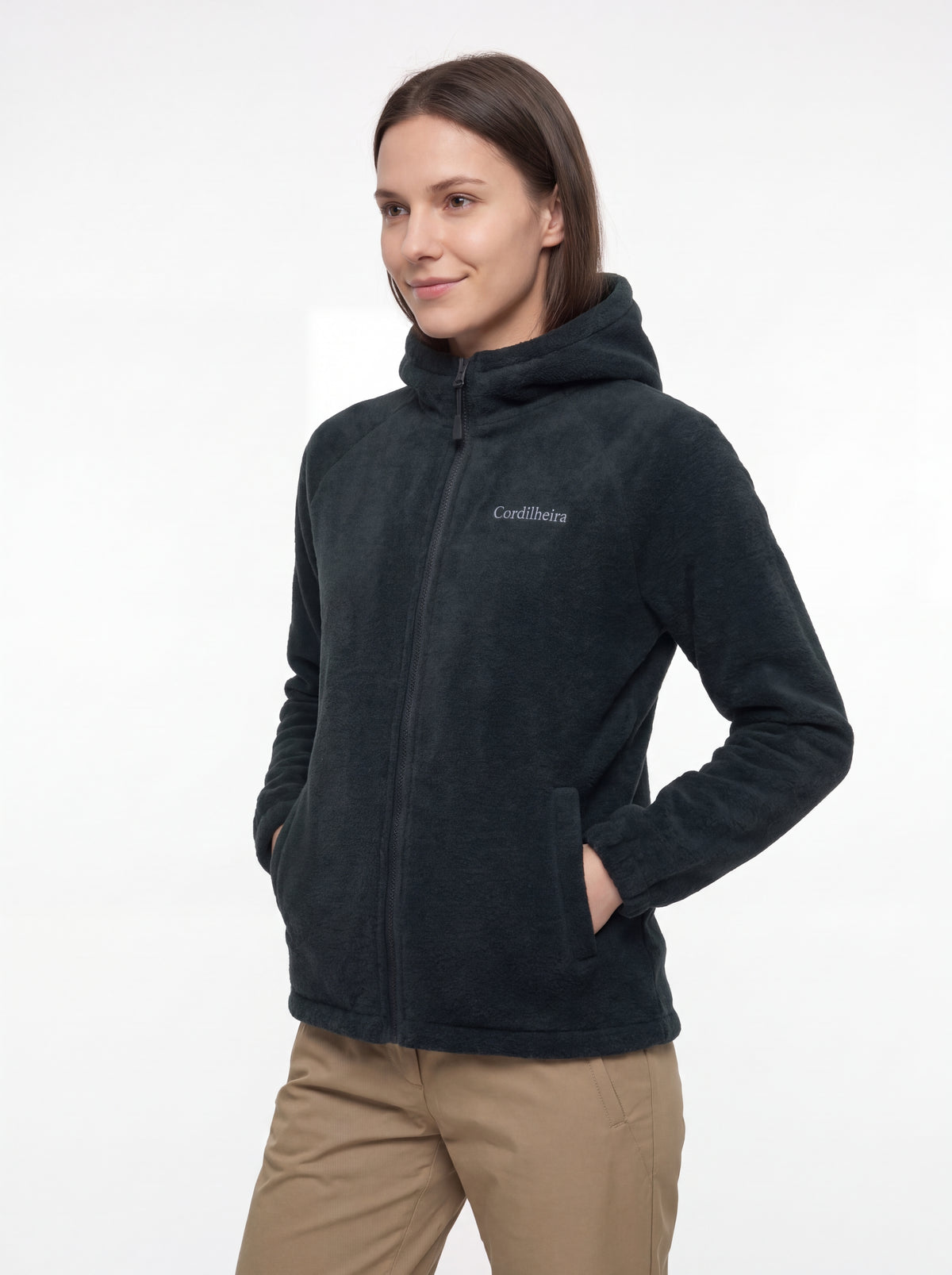 Modelo posando para catálogo de inverno com Jaqueta Cordilheira Fleece Hooded Feminina, Roupa da Marca Cordilheira com Boa qualidade, resistência e conforto Confiável para frio, trilhas e atividades outdoor.