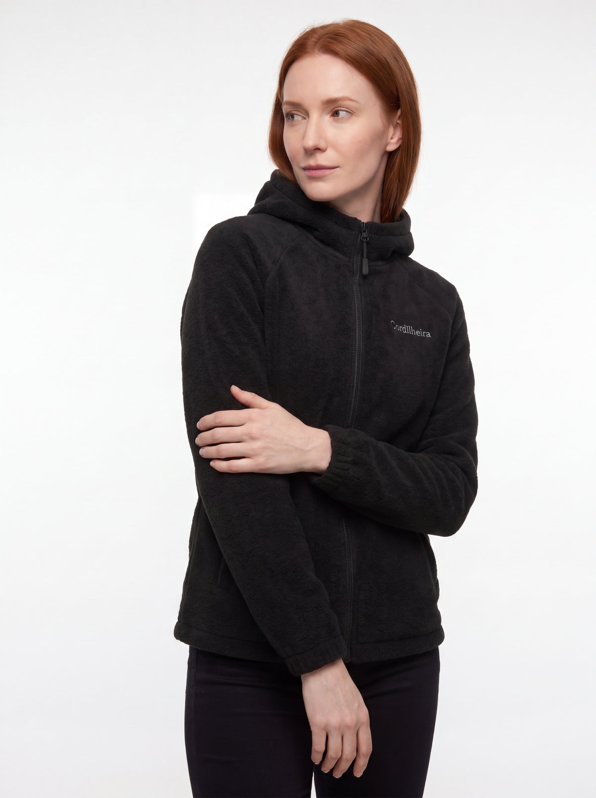 Modelo em catálogo de inverno usando Jaqueta Cordilheira Fleece Hooded Feminina, Roupa da Marca Cordilheira com Boa qualidade, conforto e resistência Confiável para uso outdoor.