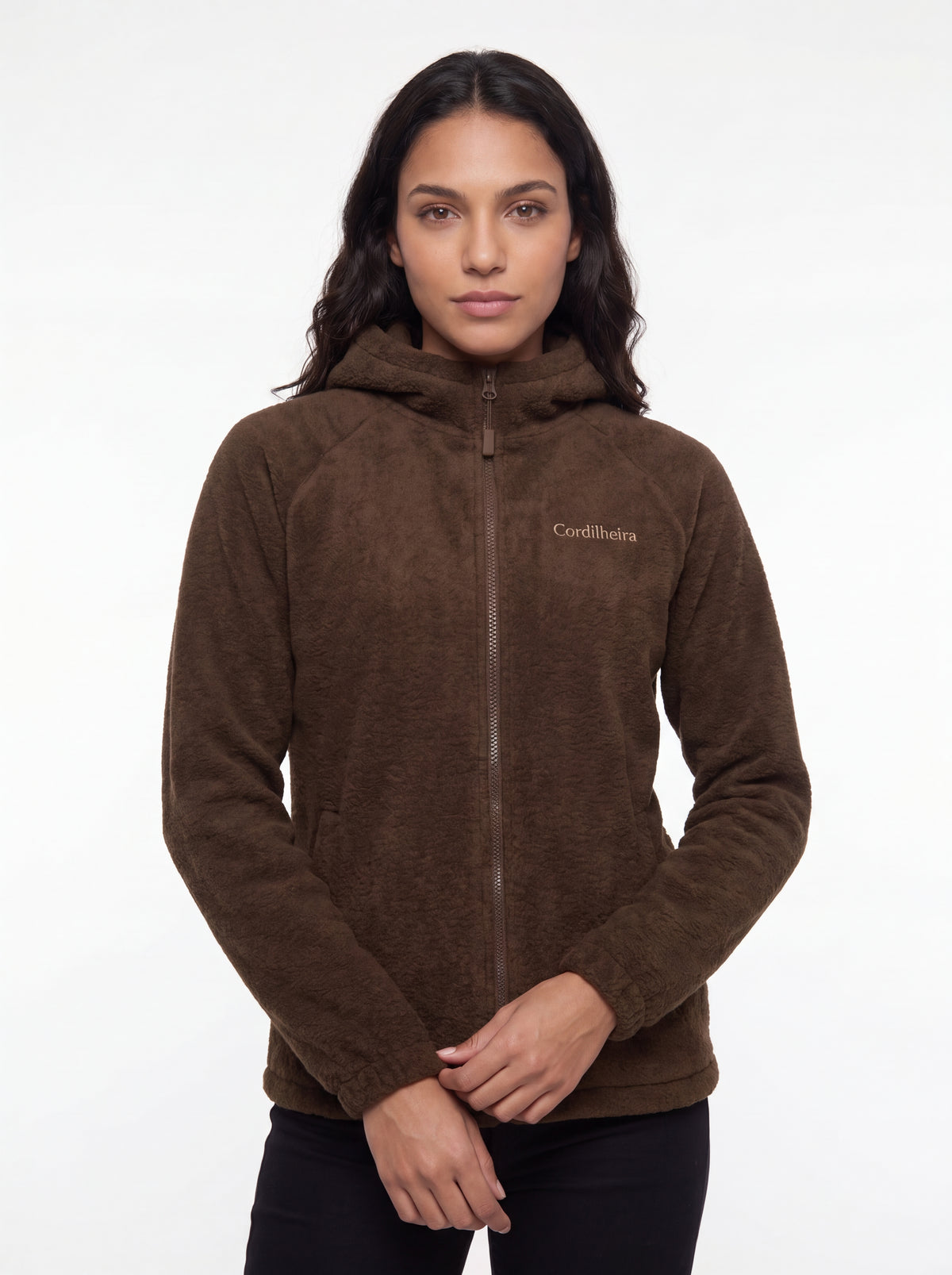 Modelo posando para catálogo de inverno com Jaqueta Cordilheira Fleece Hooded Feminina, Roupa da Marca Cordilheira com Boa resistência, qualidade e conforto Confiável para atividades outdoor.