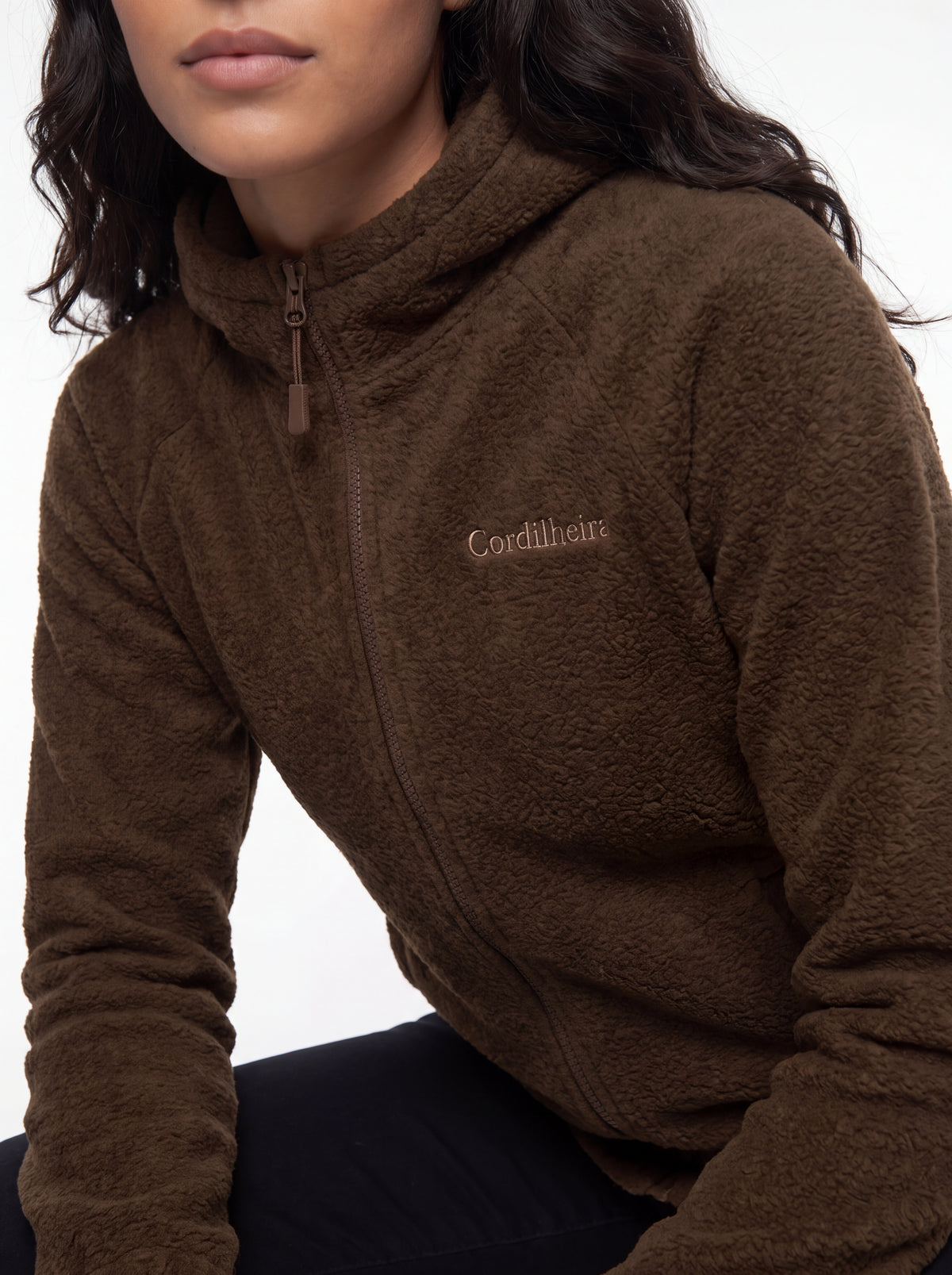 Close-up do logo da Jaqueta Cordilheira Fleece Hooded Feminina, Roupa da Marca Cordilheira com Boa qualidade, resistência e acabamento Confiável.