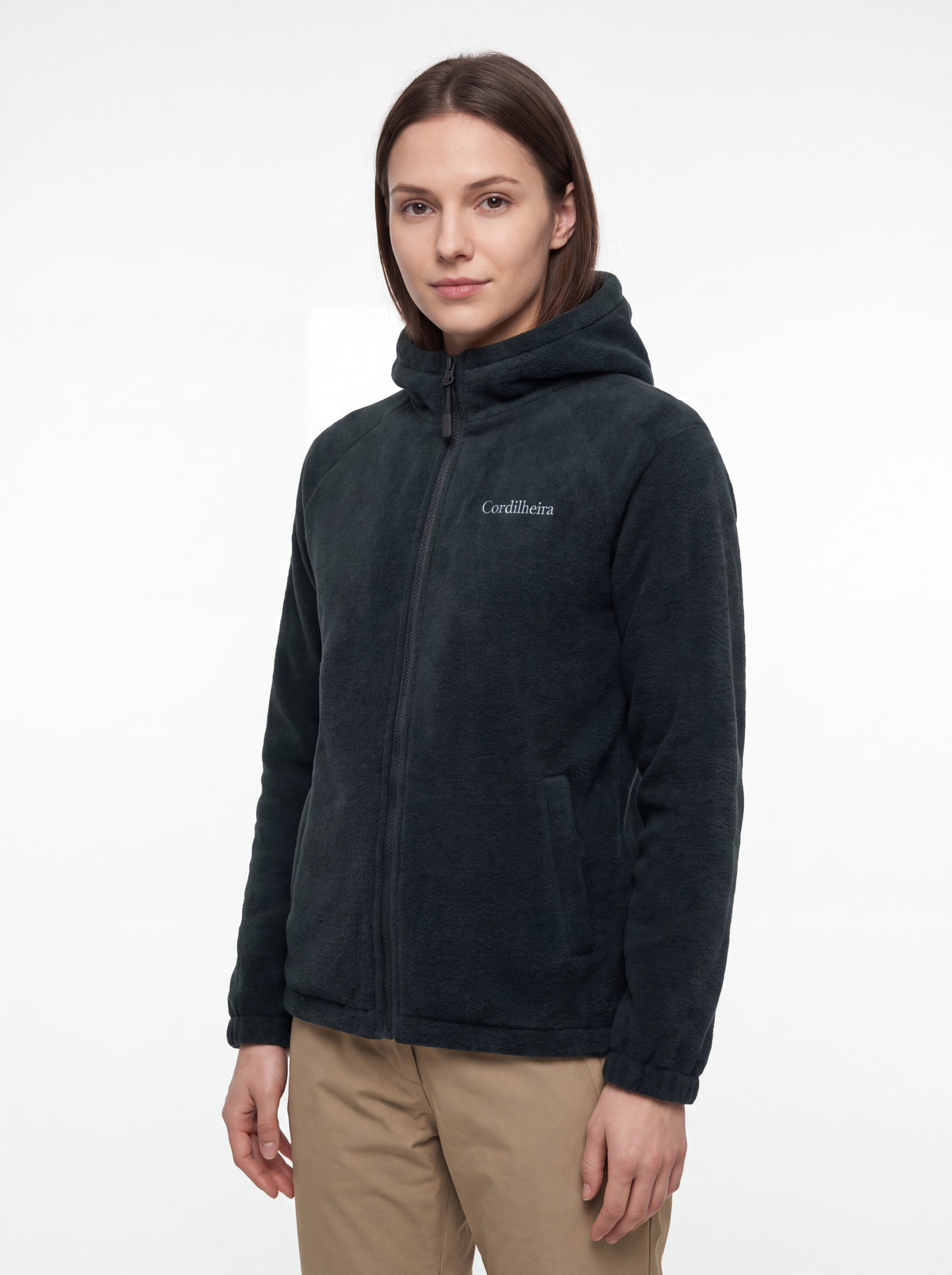 Modelo usando Jaqueta Cordilheira Fleece Hooded Feminina com calça em composição outdoor, Roupa da Marca Cordilheira com Boa qualidade, resistência e versatilidade Confiável para trilhas e viagens.