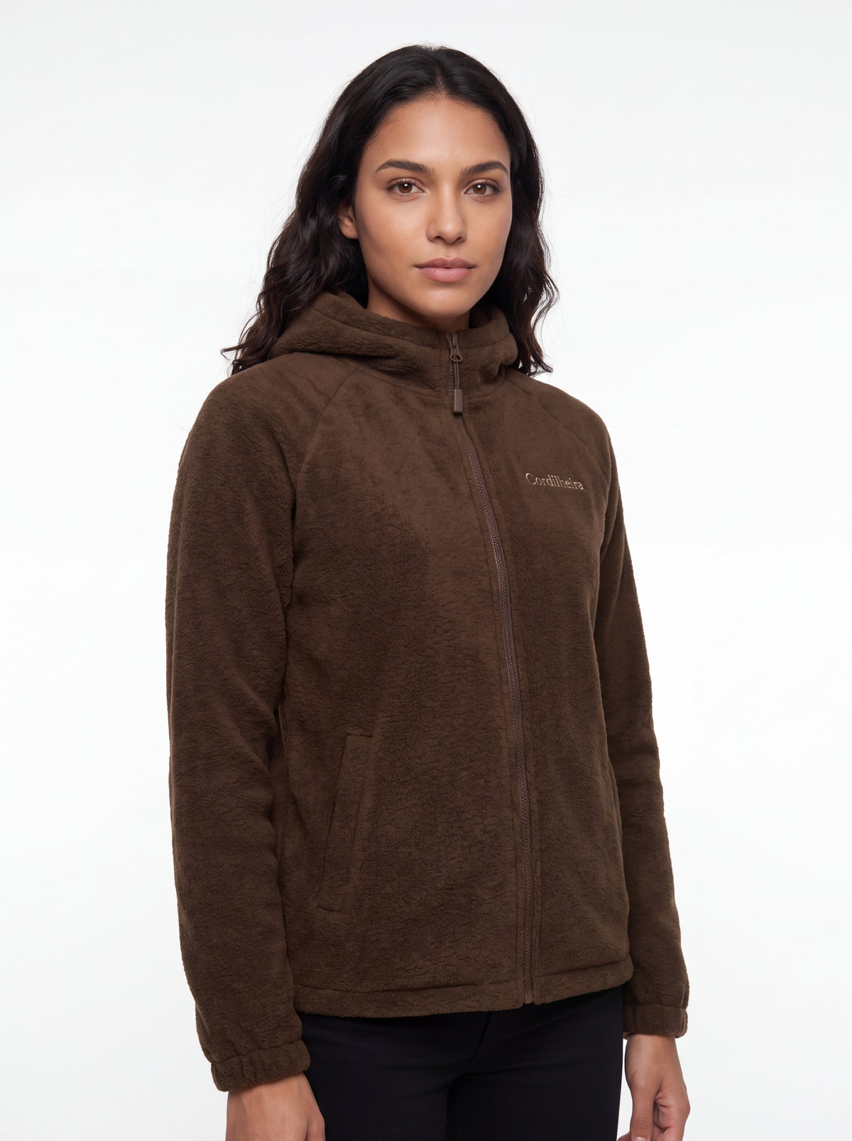 Modelo usando Jaqueta Cordilheira Fleece Hooded Feminina, Roupa da Marca Cordilheira com Boa qualidade, resistência e conforto Confiável para inverno, trilhas e viagens.