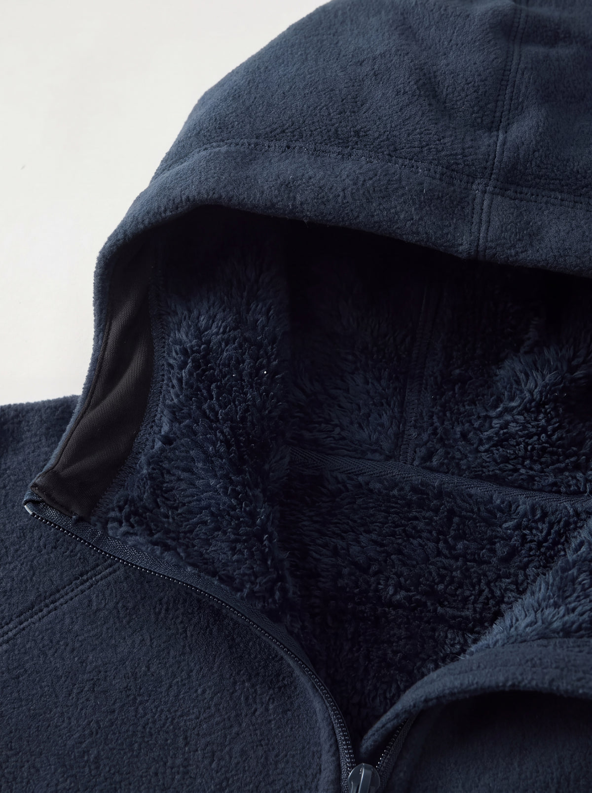 Close-up do capuz da Jaqueta Cordilheira Fleece Hooded Masculina, Roupa da Marca Cordilheira com Boa qualidade, conforto e acabamento Confiável para frio e atividades outdoor.