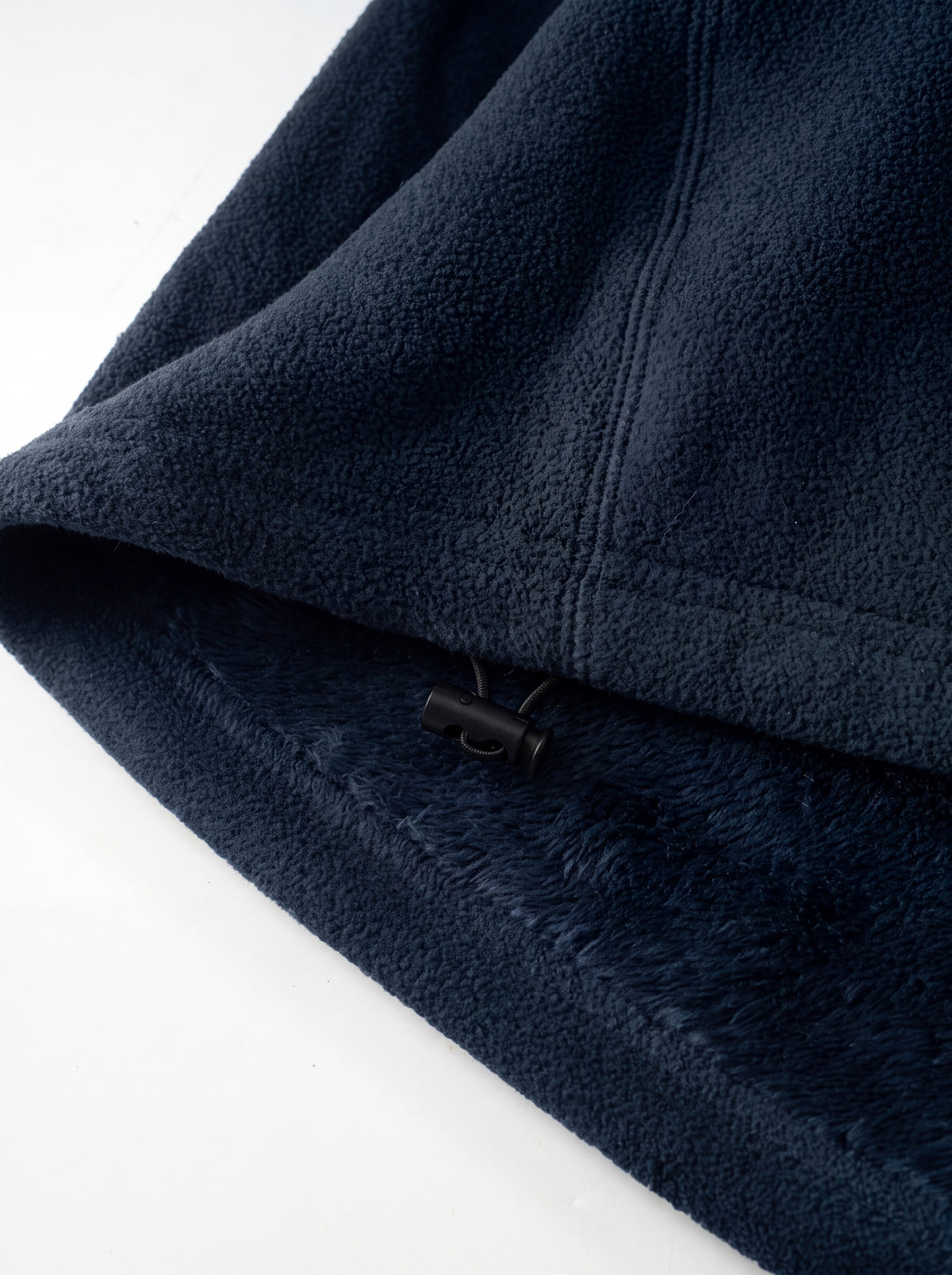 Detalhe do tecido da Jaqueta Cordilheira Fleece Hooded Masculina, Roupa da Marca Cordilheira com Boa resistência, conforto e qualidade Confiável para dias frios e aventuras ao ar livre.