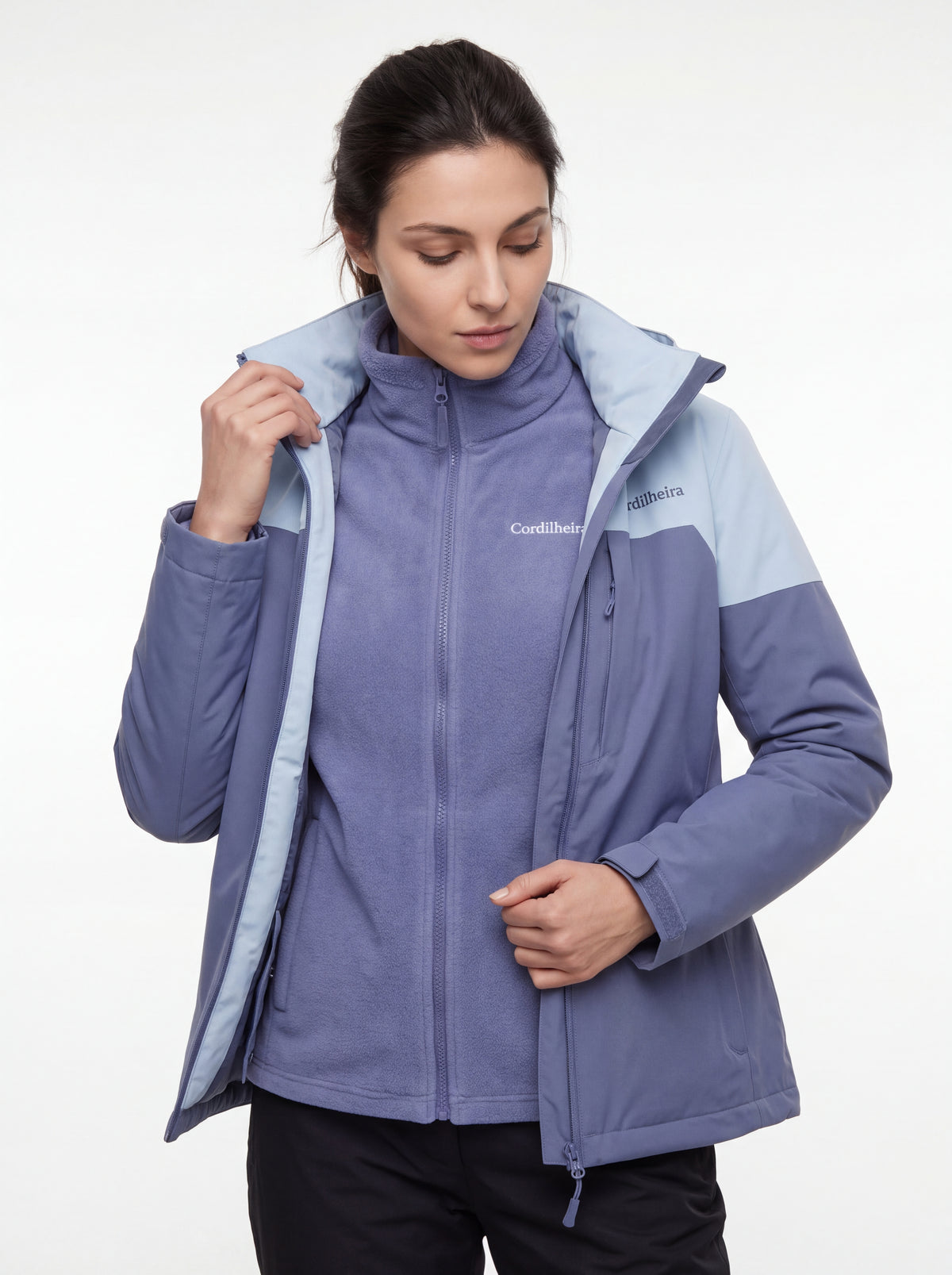 Modelo abrindo o zíper da Jaqueta 3 em 1 Cordilheira Alpine Feminina, Roupa da Marca Cordilheira com Boa qualidade, versatilidade e acabamento Confiável para uso em camadas no frio.