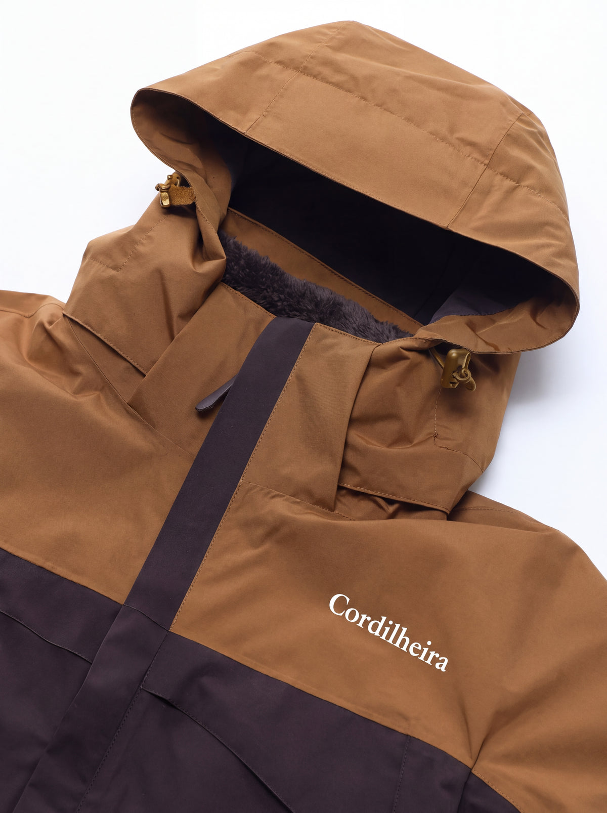 Detalhe do capuz com aba frontal da Jaqueta 3 em 1 Cordilheira Alpine Feminina, Roupa da Marca Cordilheira com Boa resistência e proteção Confiável contra chuva, vento e neve durante atividades outdoor.