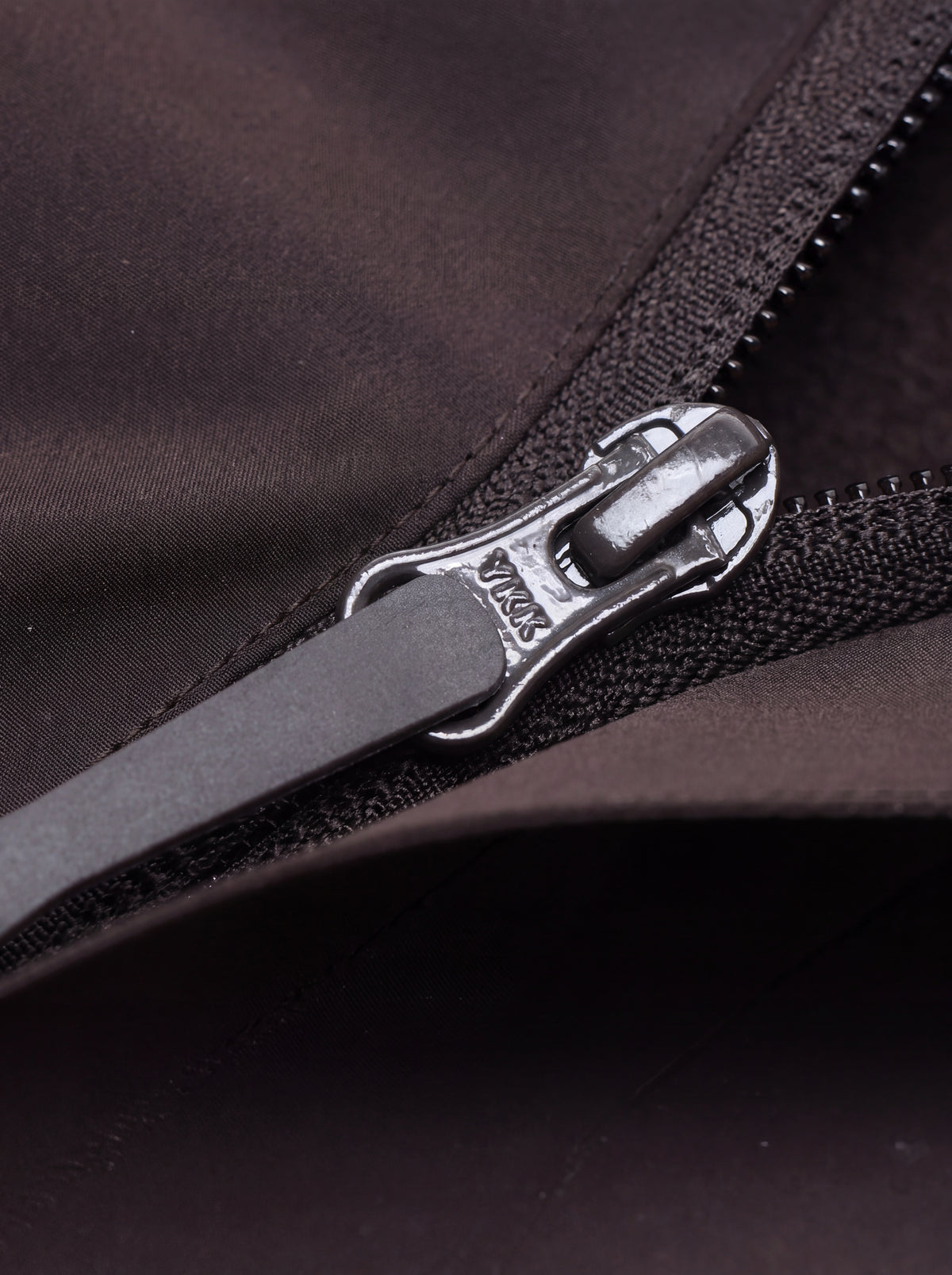 Close-up do capuz ajustável da Jaqueta 3 em 1 Cordilheira Alpine Feminina, Roupa da Marca Cordilheira com Boa qualidade e sistema de ajuste Confiável para maior proteção contra vento, frio e neve.