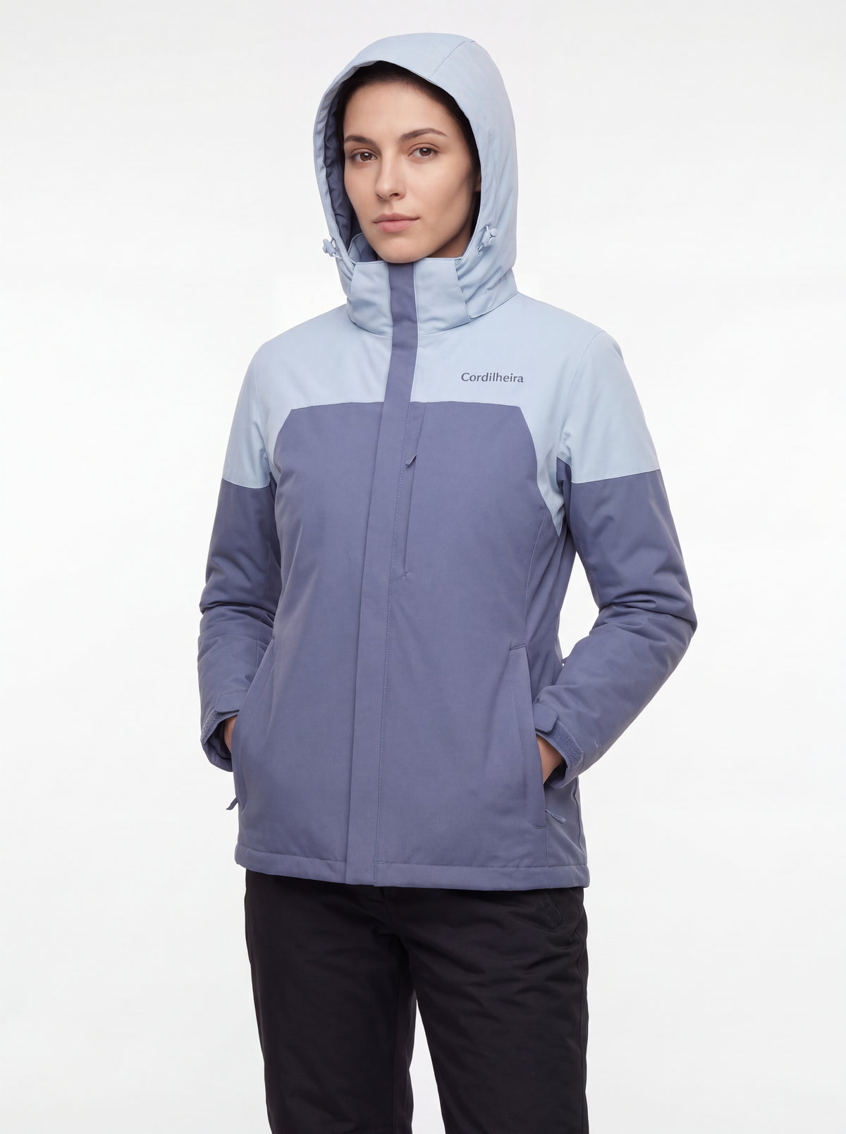Modelo usando Jaqueta 3 em 1 Cordilheira Alpine Feminina com capuz, Roupa da Marca Cordilheira com Boa resistência e proteção Confiável para vento, frio e neve.