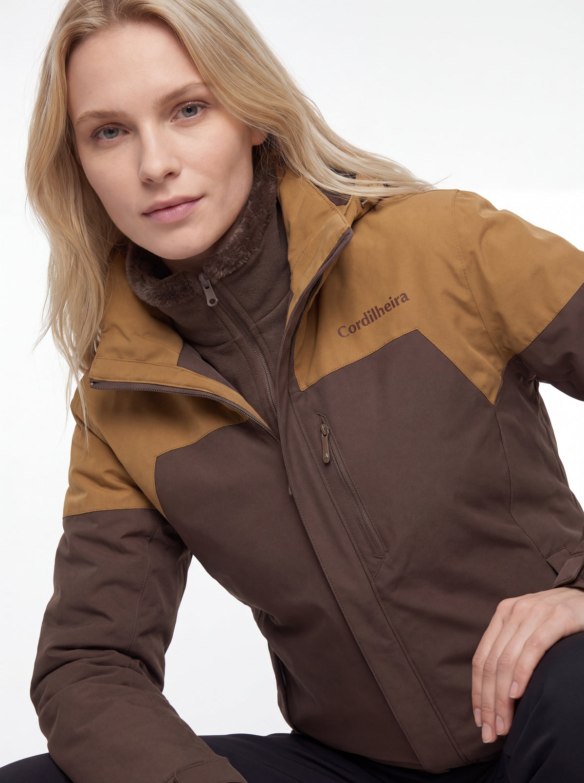 Close-up do logotipo da Jaqueta 3 em 1 Cordilheira Alpine Feminina, Roupa da Marca Cordilheira com Boa qualidade, resistência e acabamento Confiável para uso outdoor.